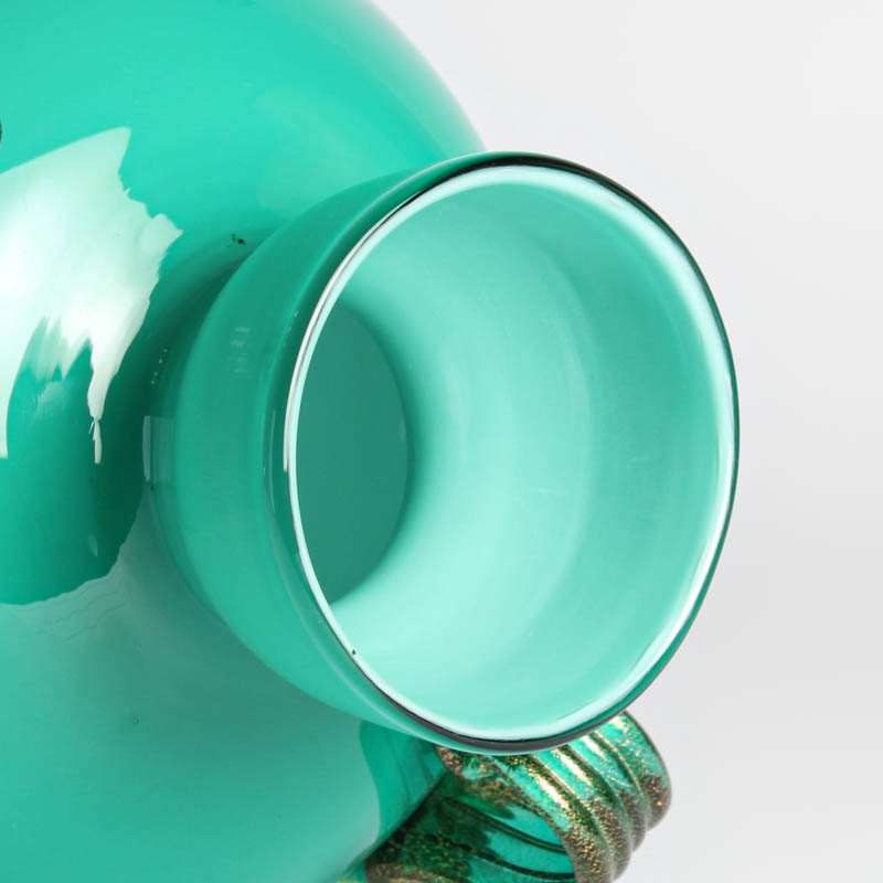 Detail f: Große Opalinglasvase, Seguso, Vetri'D arte, Murano, türkisgarbenes Opalinglas, Doppelhenkel, Henkel und Fuß mit Goldeinpuderungen, H. 34 cm
