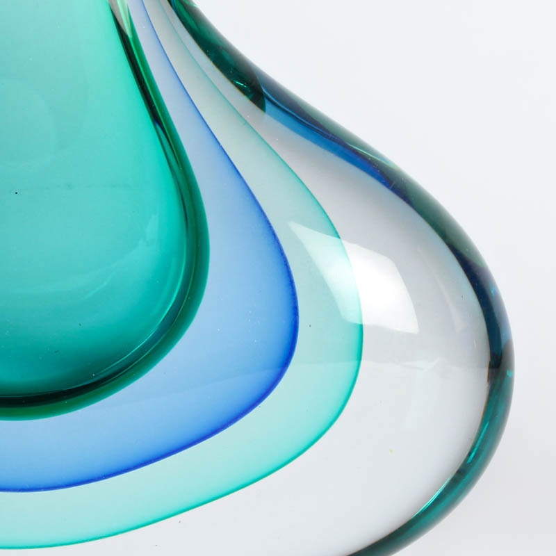 Detail b: Sommerso-Vase, Luigi Onesto, Murano, farbloses Glas mit grünem und türkisfarbenem Innenüberfang, mit Stopfen, H. 37 cm, am Hals min. best.
