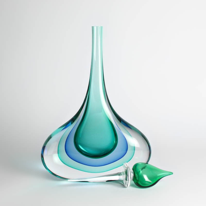 Detail c: Sommerso-Vase, Luigi Onesto, Murano, farbloses Glas mit grünem und türkisfarbenem Innenüberfang, mit Stopfen, H. 37 cm, am Hals min. best.