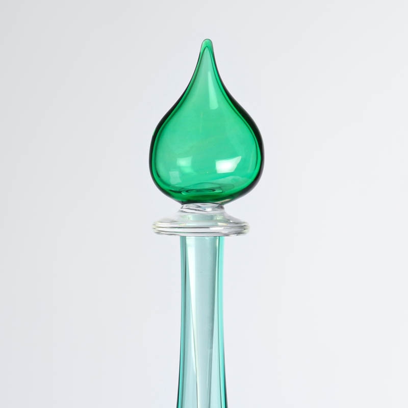Detail e: Sommerso-Vase, Luigi Onesto, Murano, farbloses Glas mit grünem und türkisfarbenem Innenüberfang, mit Stopfen, H. 37 cm, am Hals min. best.