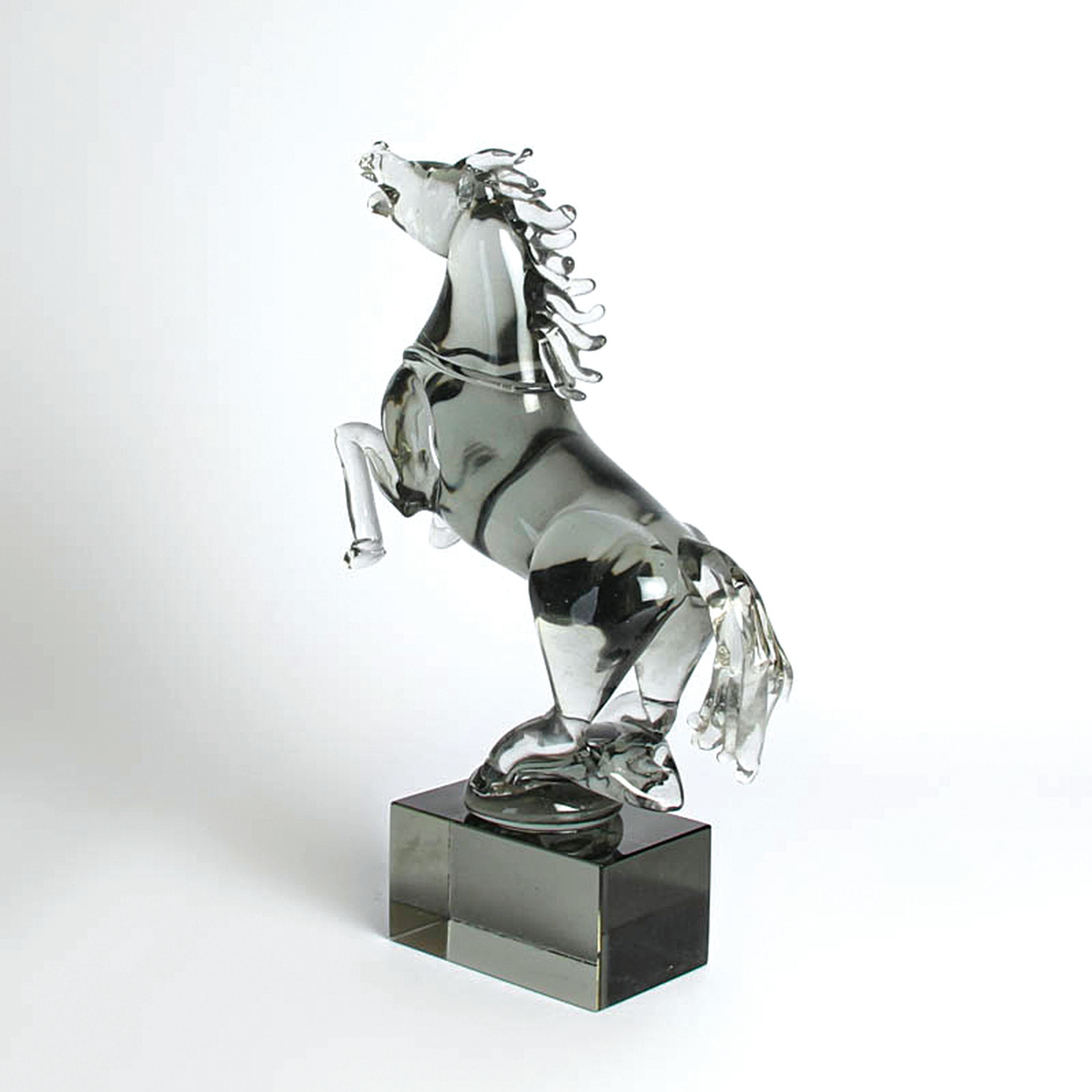 Zwei Glasskulpturen Pferde, Ermanno Nason für Cenedese, Murano, 1963-72, Türkis- bzw. rauchfarbenes Glas, scheuendes Pferd auf rechteckigem Sockel ...