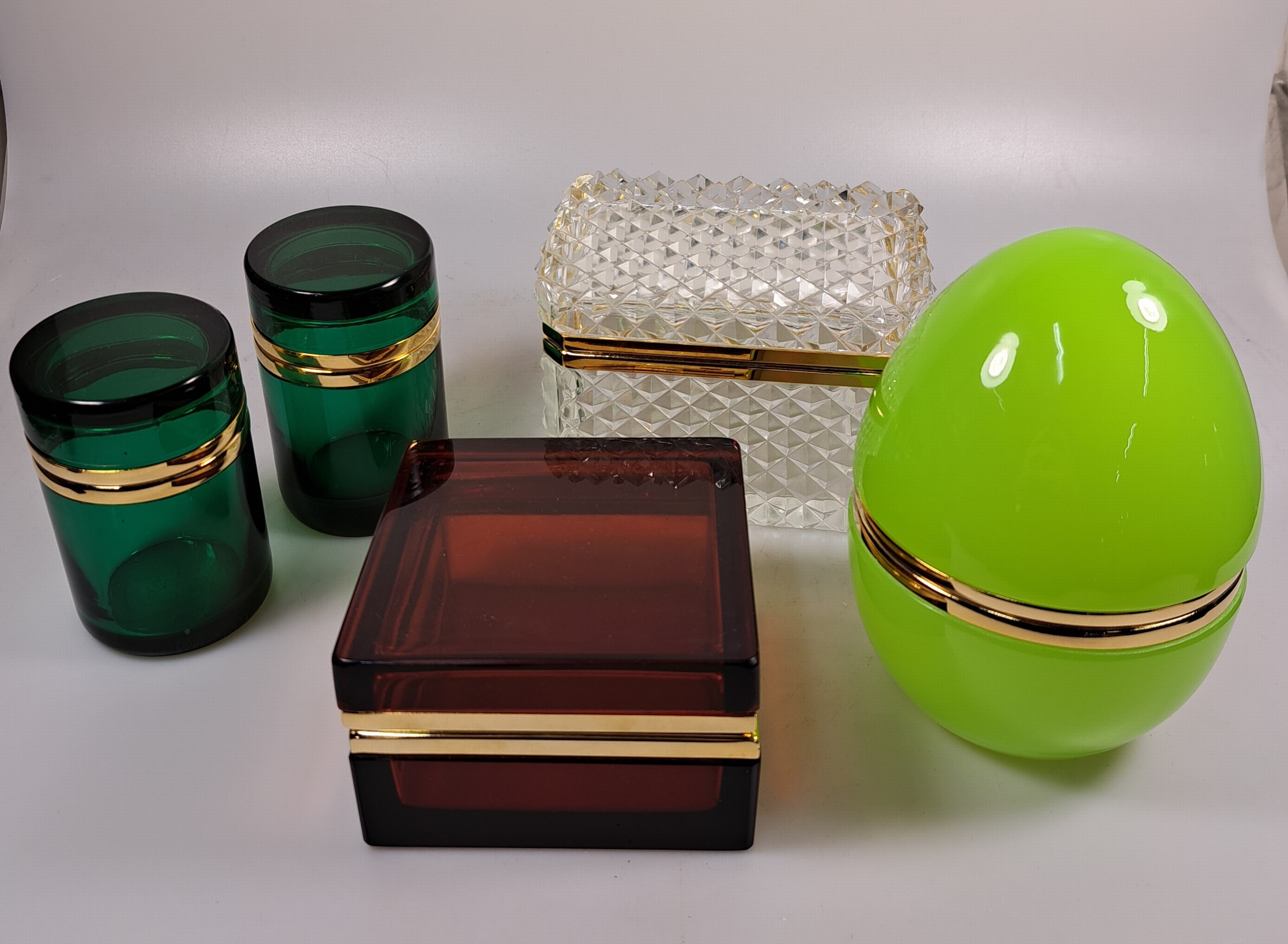 5 Opalglasdosen des Art Deco, Frankreich, 1. Hälfte 20.Jh., paar dunkelgrüne Zylinderdosen H. 10 cm; honigfarbene rechteckige Dose H. 6,5 cm; ...