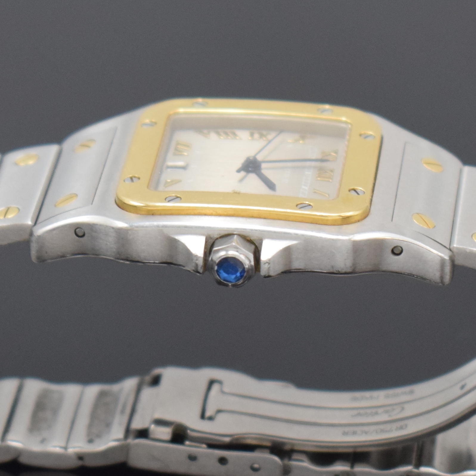 Detail e: CARTIER Armbanduhr Santos Galbée Referenz 1566, Schweiz um 1995, Edelstahl/Gold kombiniert inkl. Gliederband m. Faltschl., quarz, Boden 8-fach ...
