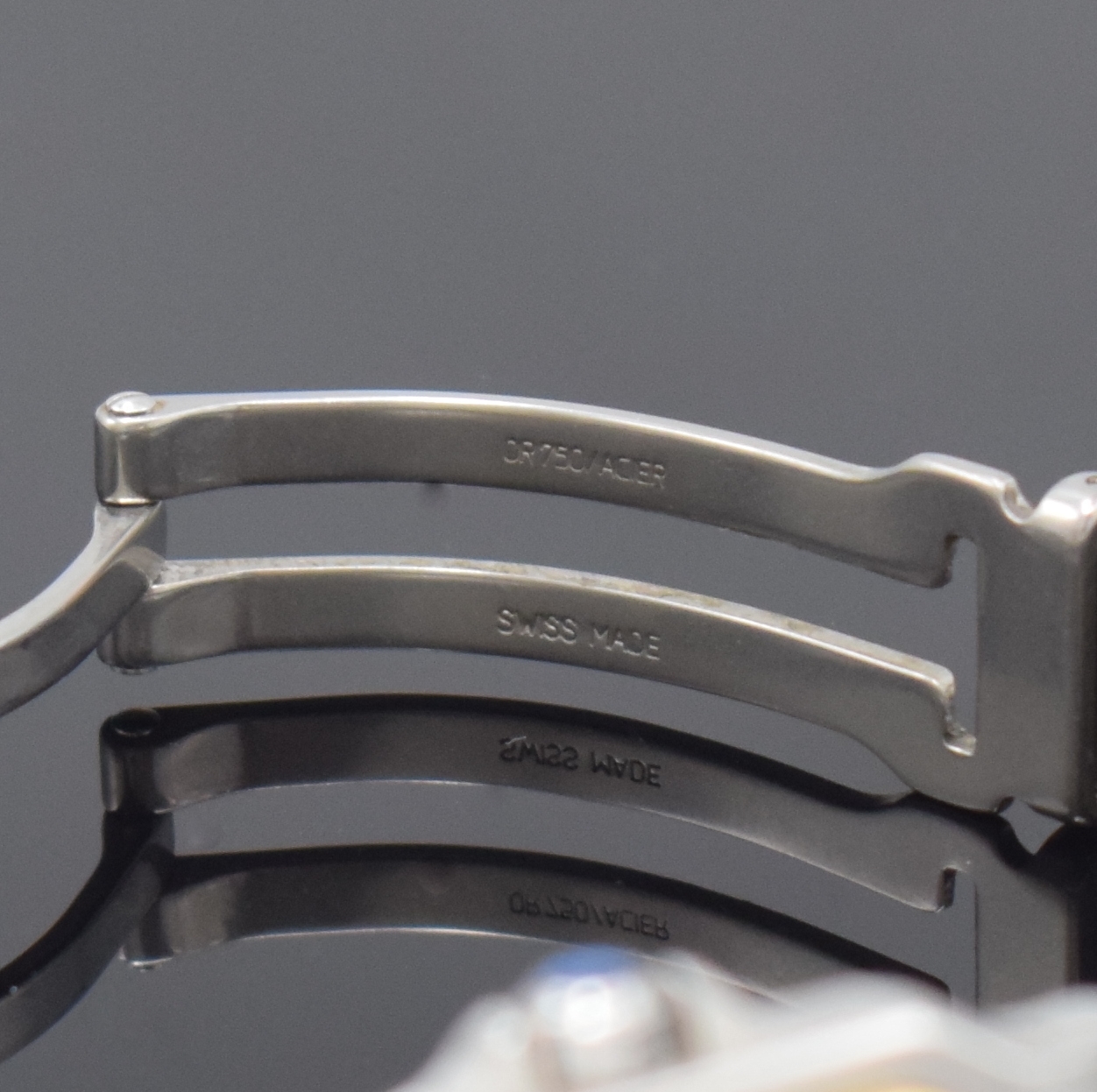 Detail f: CARTIER Armbanduhr Santos Galbée Referenz 1566, Schweiz um 1995, Edelstahl/Gold kombiniert inkl. Gliederband m. Faltschl., quarz, Boden 8-fach ...