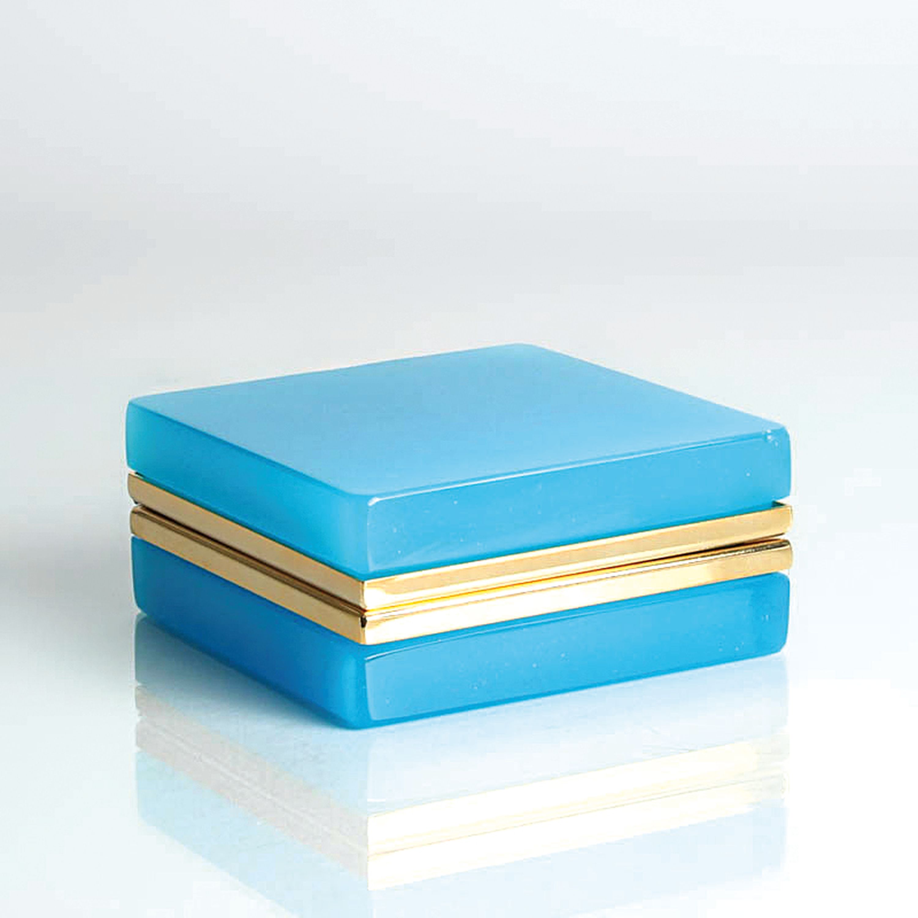Detail a: 4 Opalglasdosen des Art Deco, Frankreich, 1. Hälfte 20.Jh., dunkelblaue zylinderförmige Dose H. 12 cm; truhenförmige Dose in transluzidem Blau H. ...