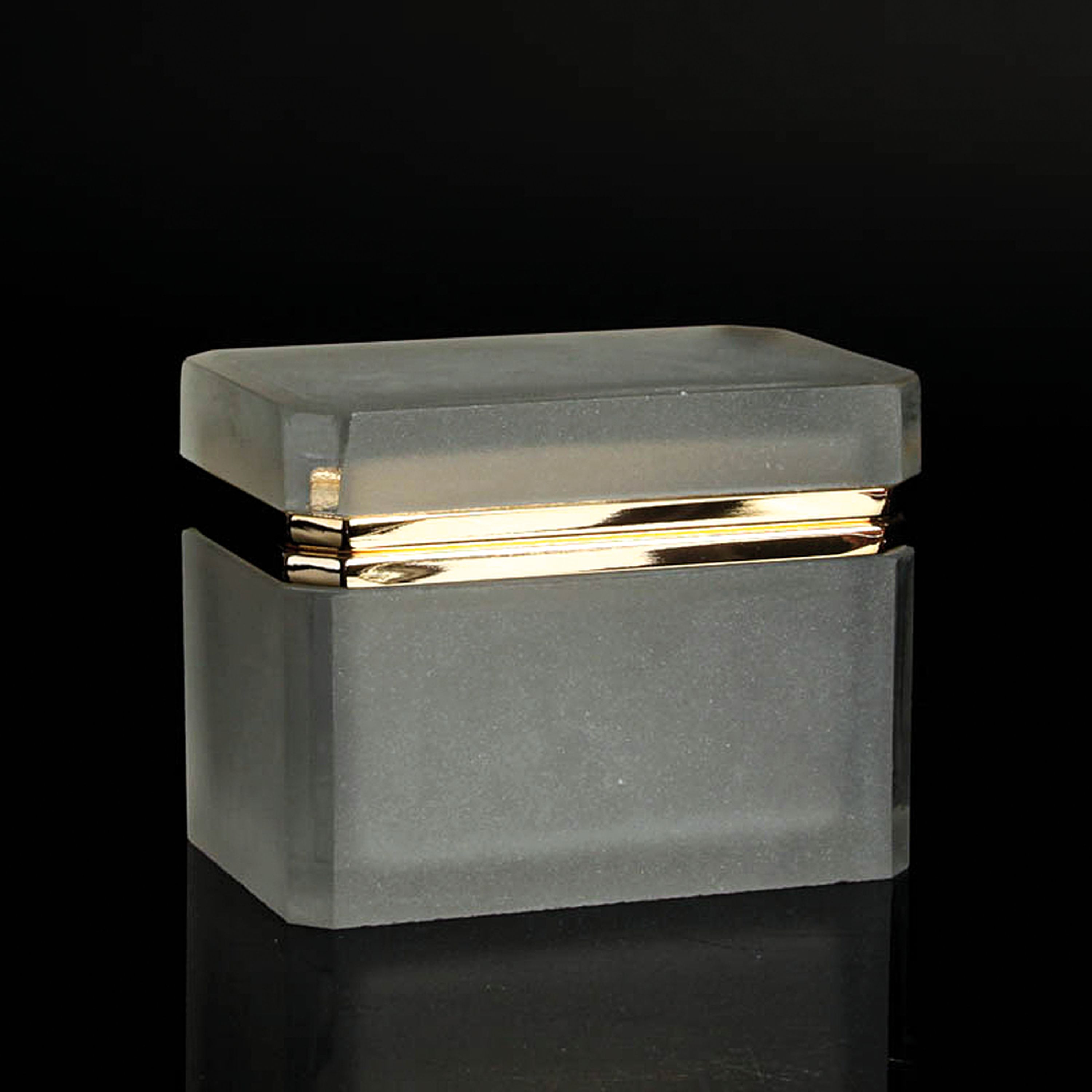 Detail b: 4 Opalglasdosen des Art Deco, Frankreich, 1. Hälfte 20.Jh., dunkelblaue zylinderförmige Dose H. 12 cm; truhenförmige Dose in transluzidem Blau H. ...