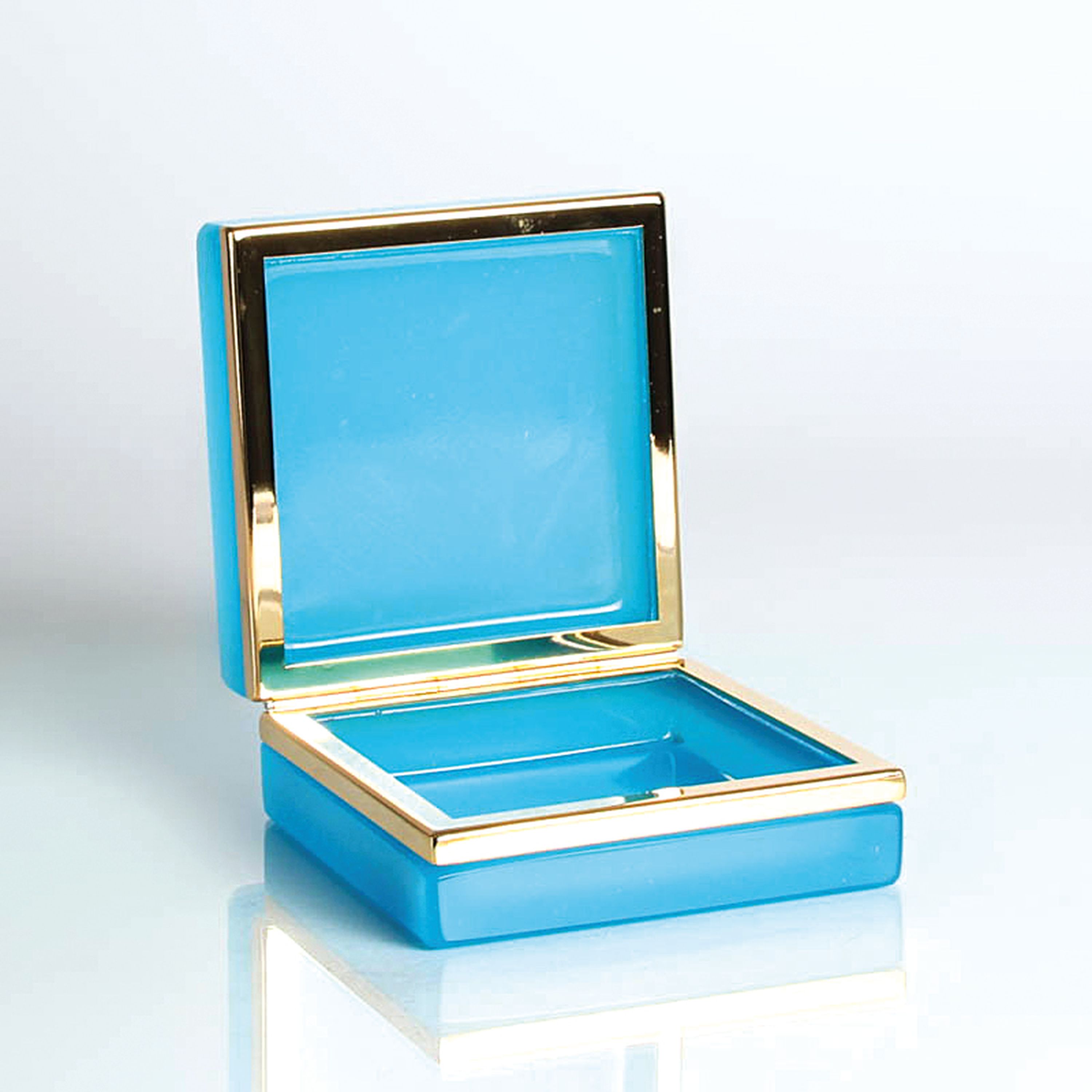 Detail d: 4 Opalglasdosen des Art Deco, Frankreich, 1. Hälfte 20.Jh., dunkelblaue zylinderförmige Dose H. 12 cm; truhenförmige Dose in transluzidem Blau H. ...