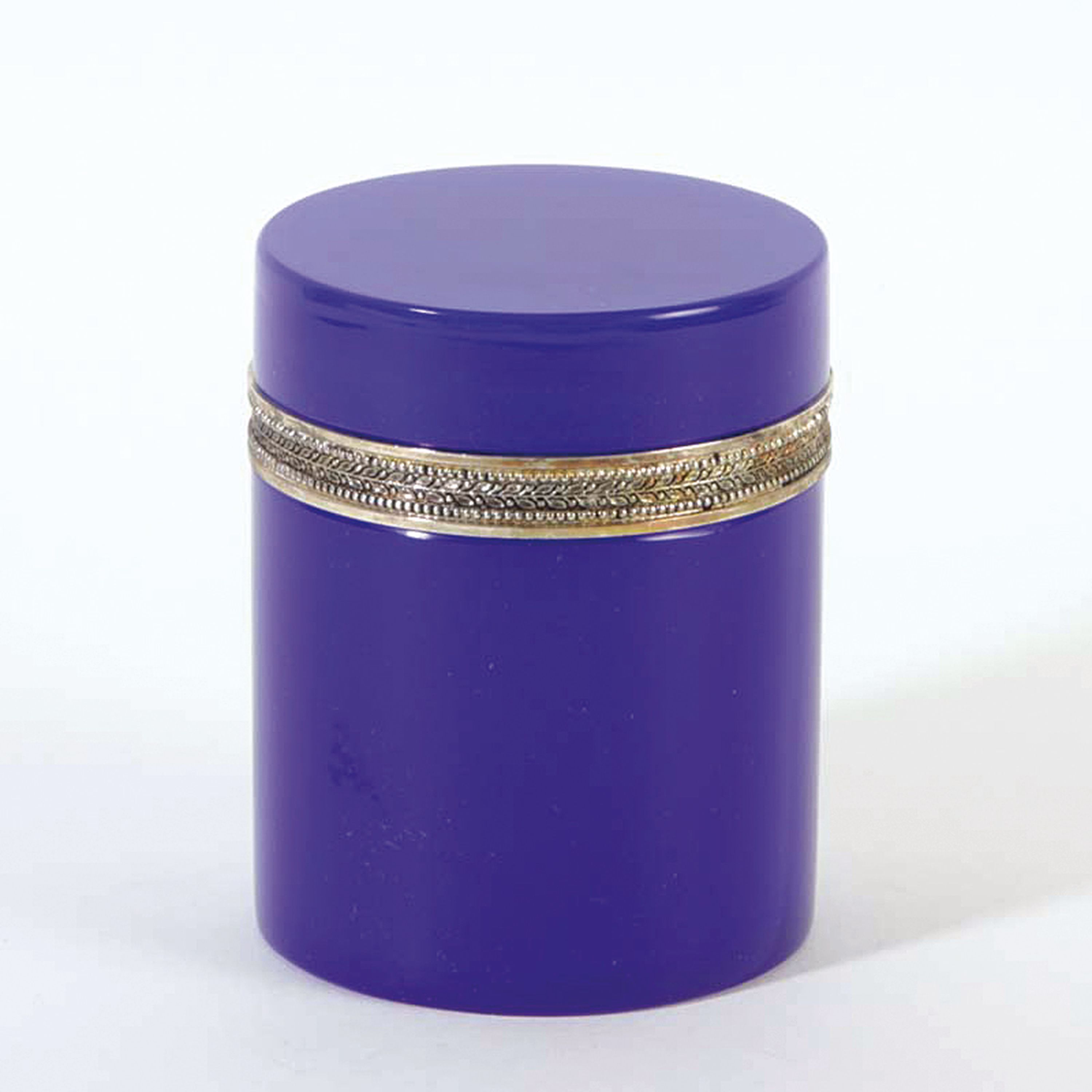Detail e: 4 Opalglasdosen des Art Deco, Frankreich, 1. Hälfte 20.Jh., dunkelblaue zylinderförmige Dose H. 12 cm; truhenförmige Dose in transluzidem Blau H. ...