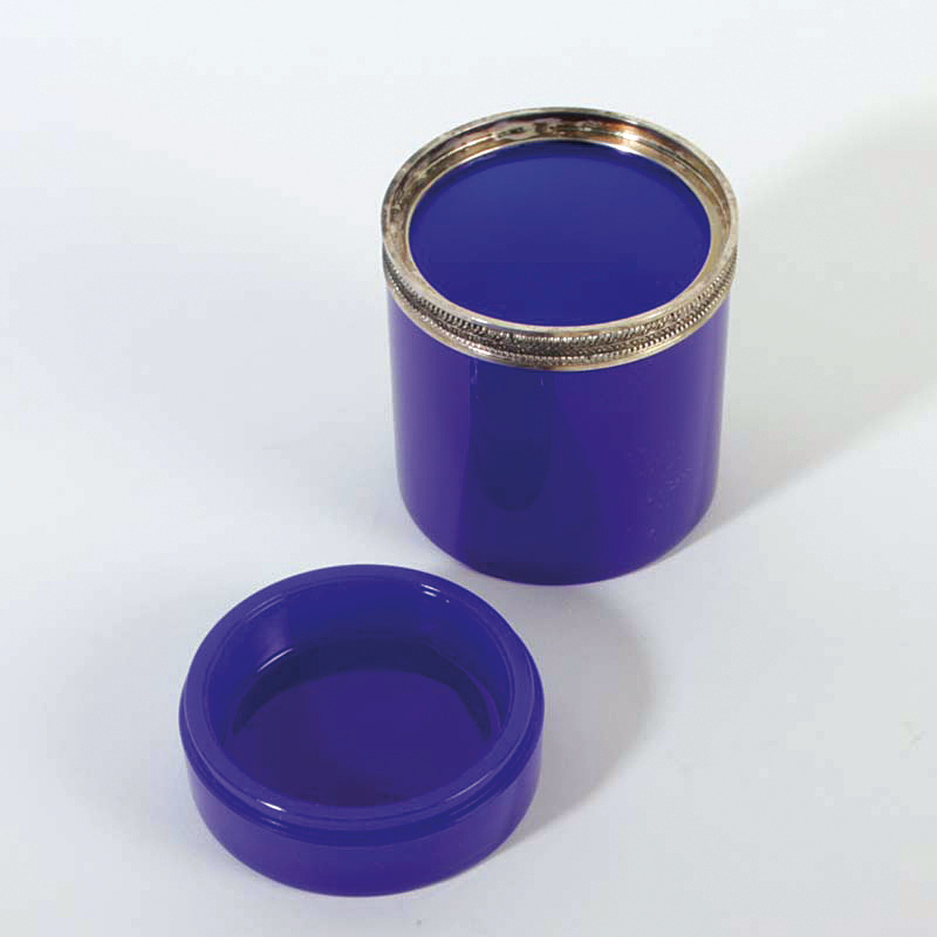 Detail f: 4 Opalglasdosen des Art Deco, Frankreich, 1. Hälfte 20.Jh., dunkelblaue zylinderförmige Dose H. 12 cm; truhenförmige Dose in transluzidem Blau H. ...