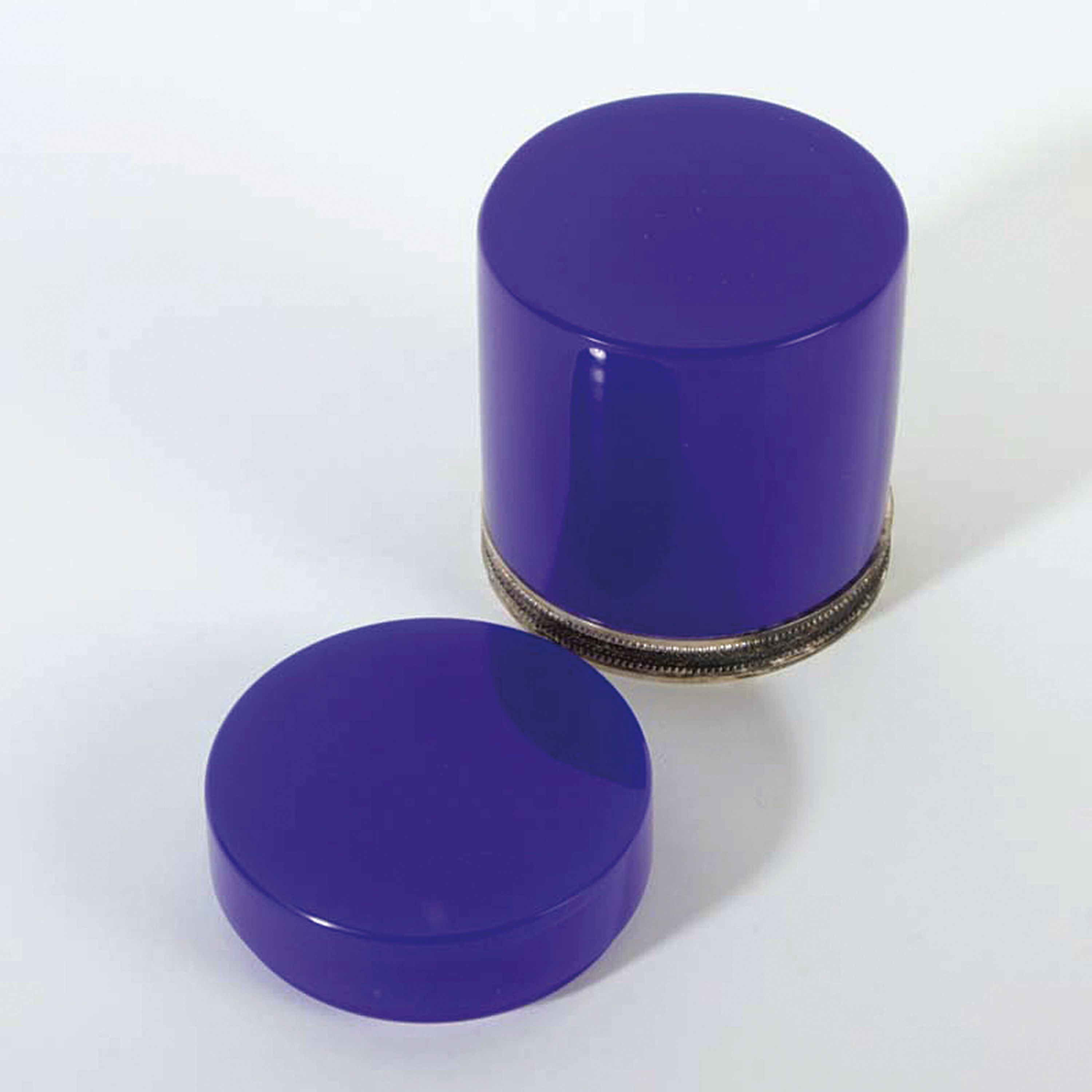 Detail g: 4 Opalglasdosen des Art Deco, Frankreich, 1. Hälfte 20.Jh., dunkelblaue zylinderförmige Dose H. 12 cm; truhenförmige Dose in transluzidem Blau H. ...