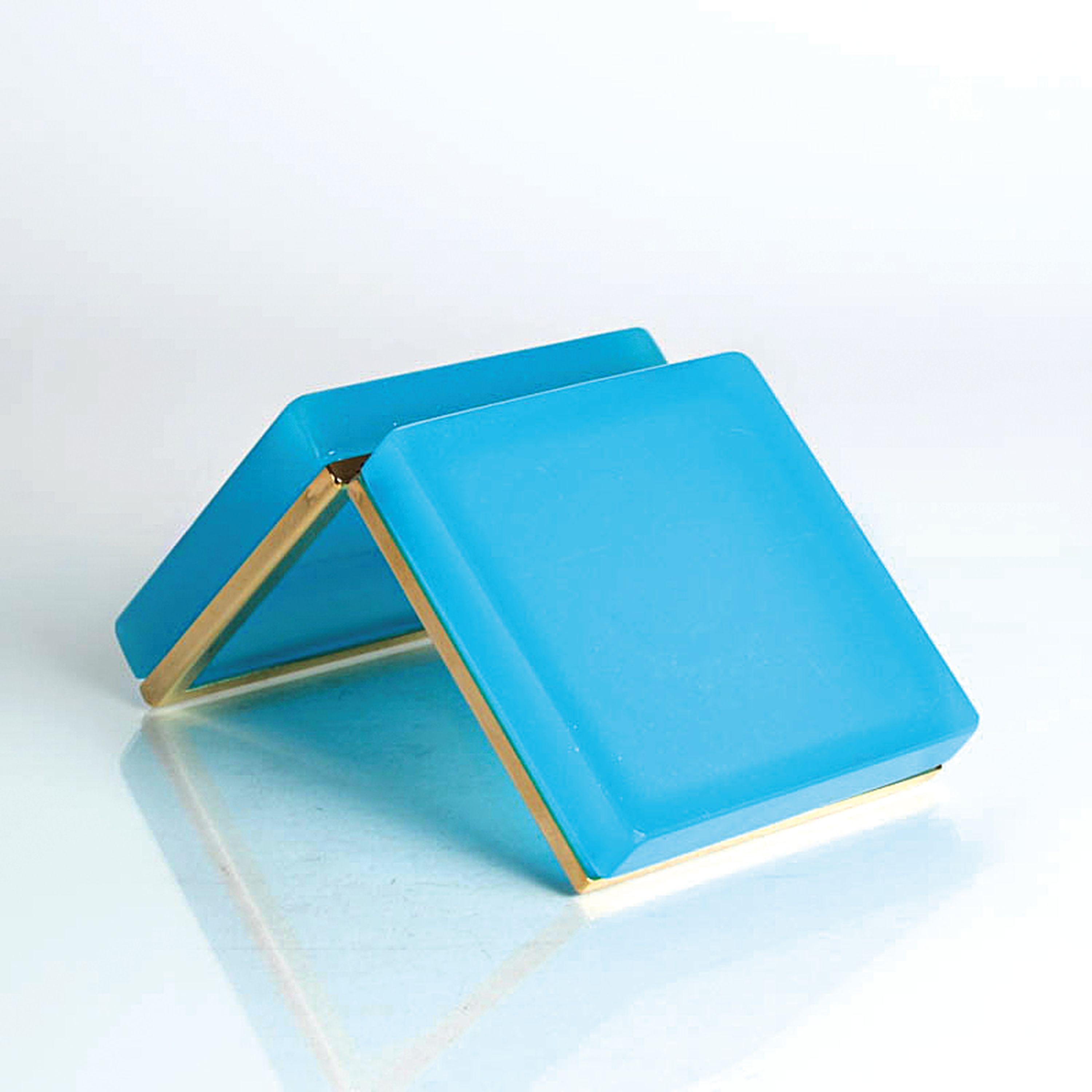 Detail h: 4 Opalglasdosen des Art Deco, Frankreich, 1. Hälfte 20.Jh., dunkelblaue zylinderförmige Dose H. 12 cm; truhenförmige Dose in transluzidem Blau H. ...