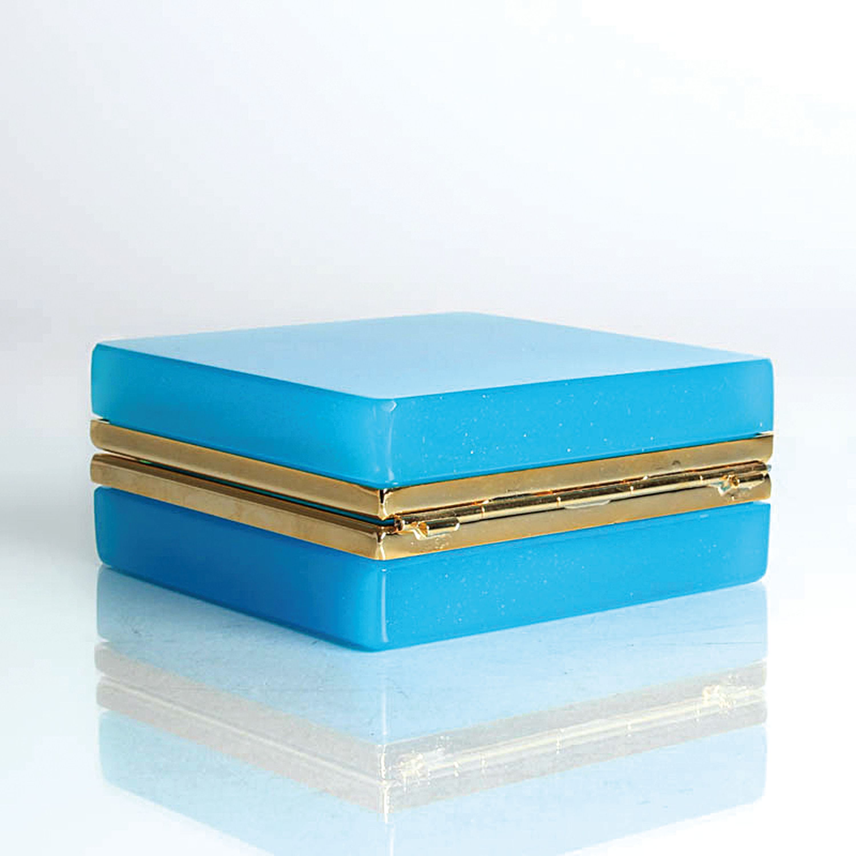 Detail i: 4 Opalglasdosen des Art Deco, Frankreich, 1. Hälfte 20.Jh., dunkelblaue zylinderförmige Dose H. 12 cm; truhenförmige Dose in transluzidem Blau H. ...