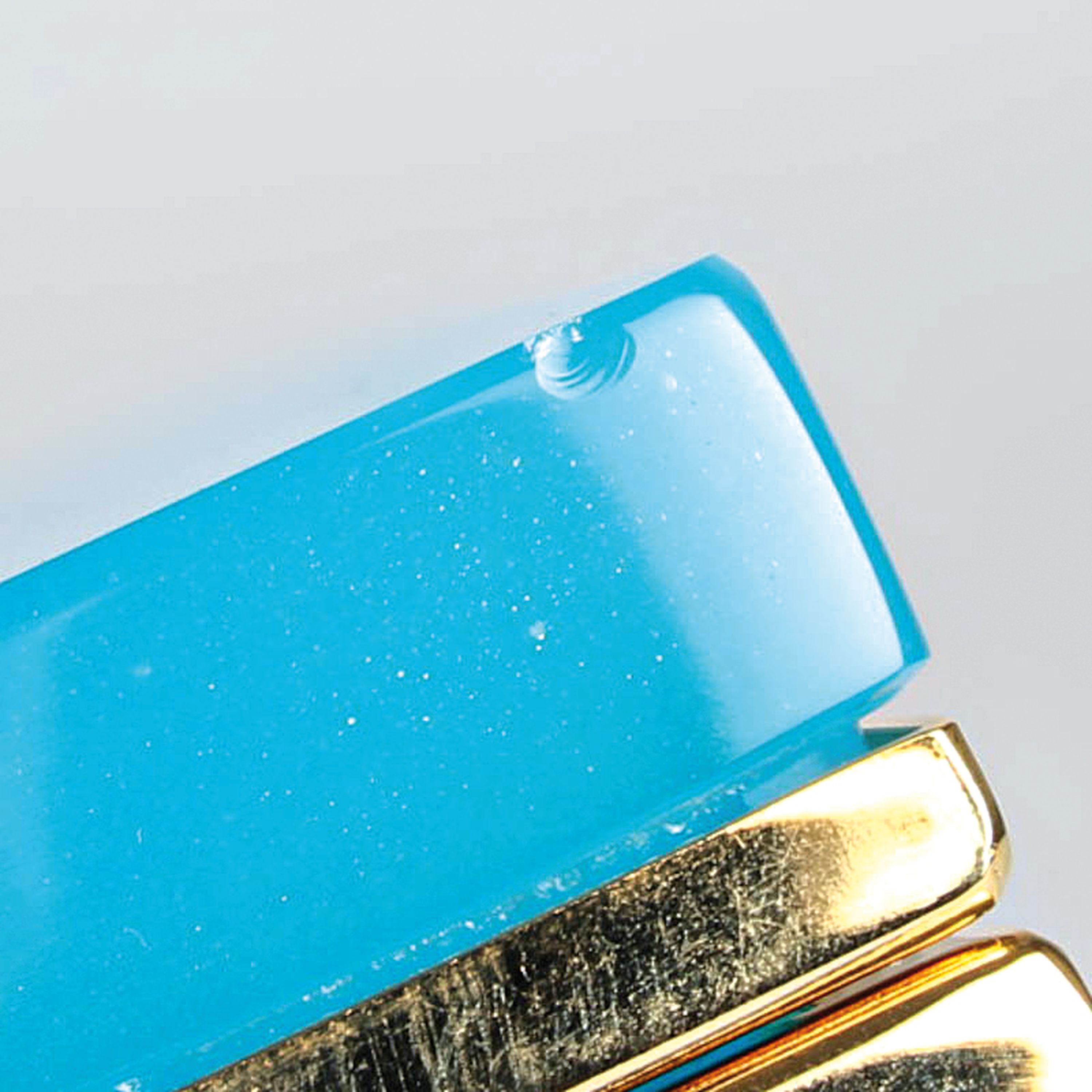 Detail j: 4 Opalglasdosen des Art Deco, Frankreich, 1. Hälfte 20.Jh., dunkelblaue zylinderförmige Dose H. 12 cm; truhenförmige Dose in transluzidem Blau H. ...