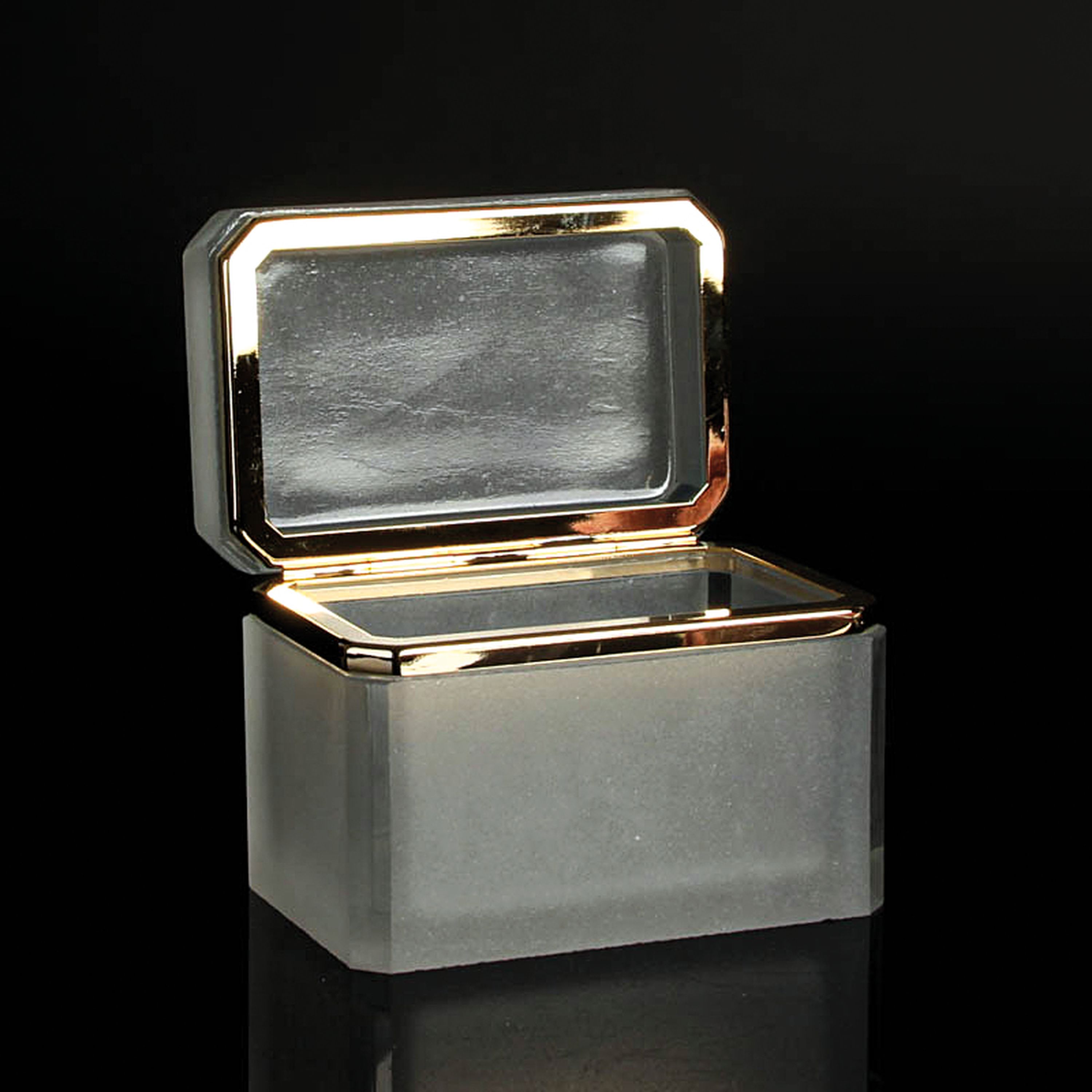 Detail k: 4 Opalglasdosen des Art Deco, Frankreich, 1. Hälfte 20.Jh., dunkelblaue zylinderförmige Dose H. 12 cm; truhenförmige Dose in transluzidem Blau H. ...