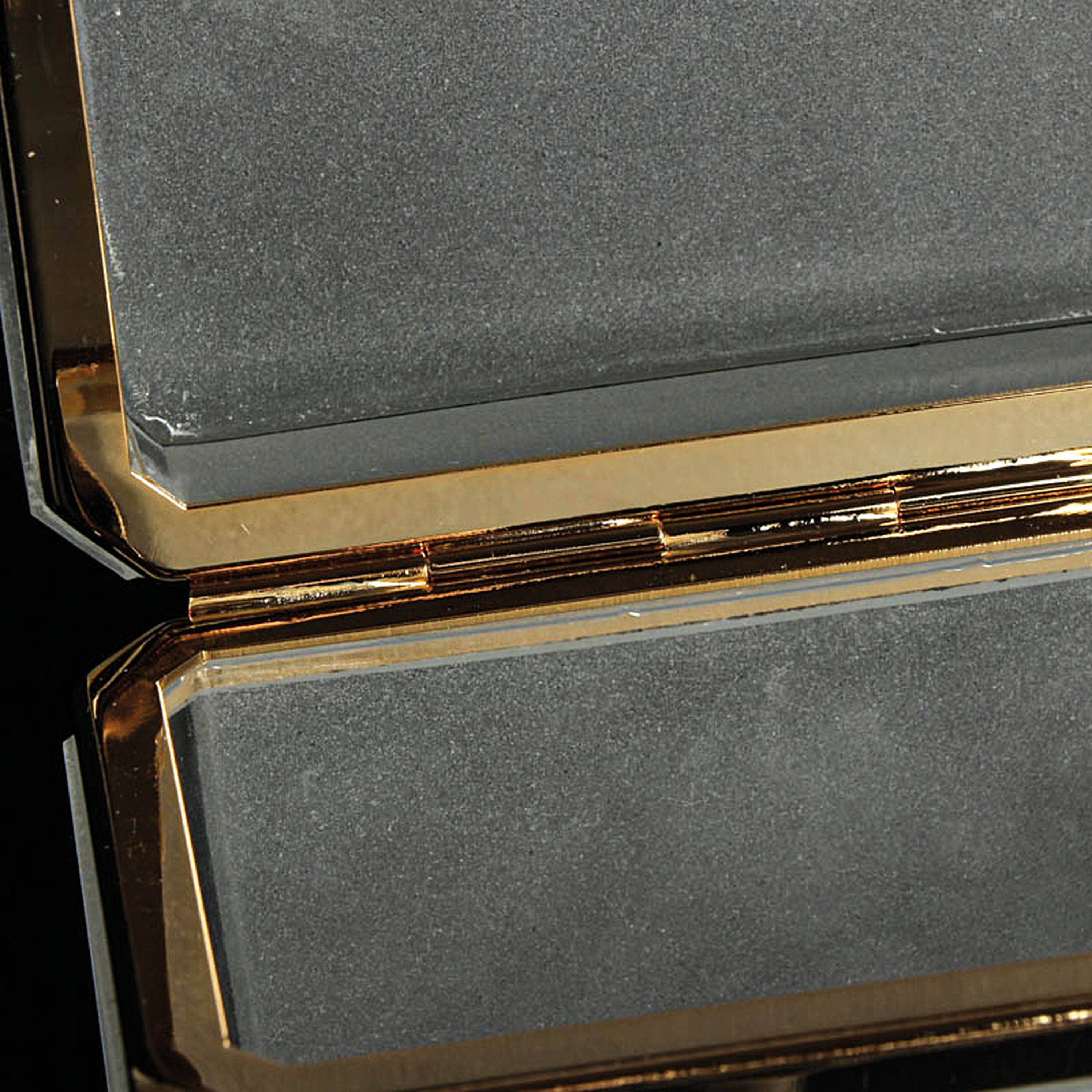 Detail l: 4 Opalglasdosen des Art Deco, Frankreich, 1. Hälfte 20.Jh., dunkelblaue zylinderförmige Dose H. 12 cm; truhenförmige Dose in transluzidem Blau H. ...