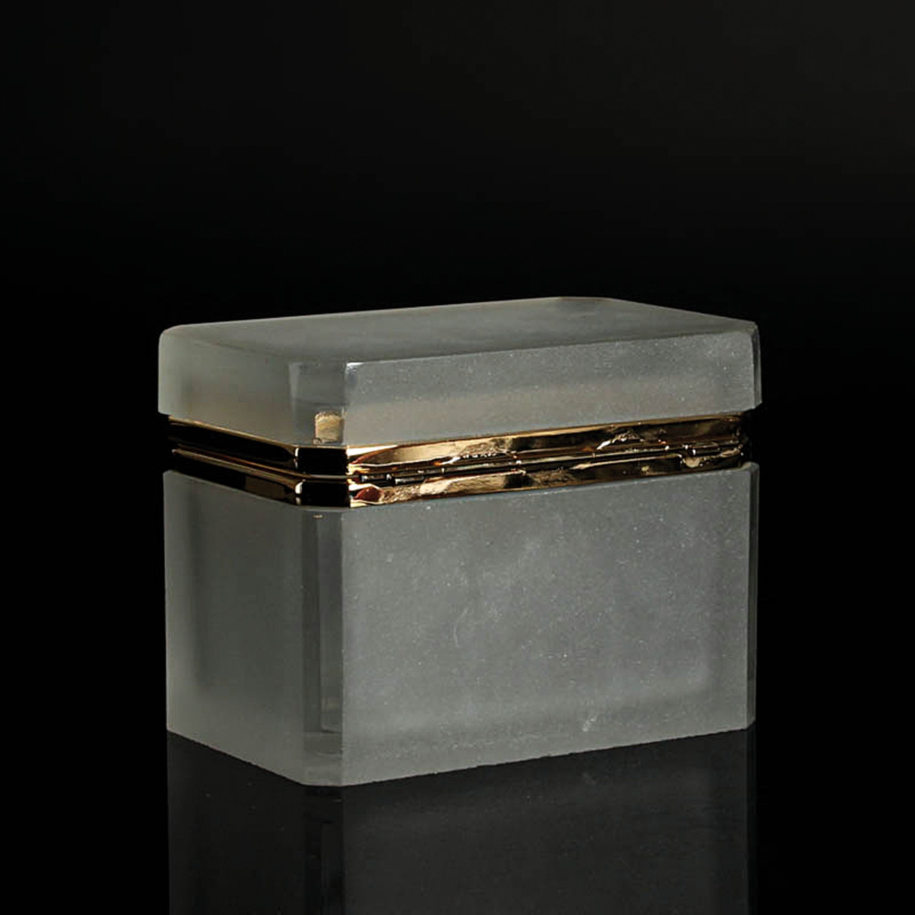 Detail m: 4 Opalglasdosen des Art Deco, Frankreich, 1. Hälfte 20.Jh., dunkelblaue zylinderförmige Dose H. 12 cm; truhenförmige Dose in transluzidem Blau H. ...