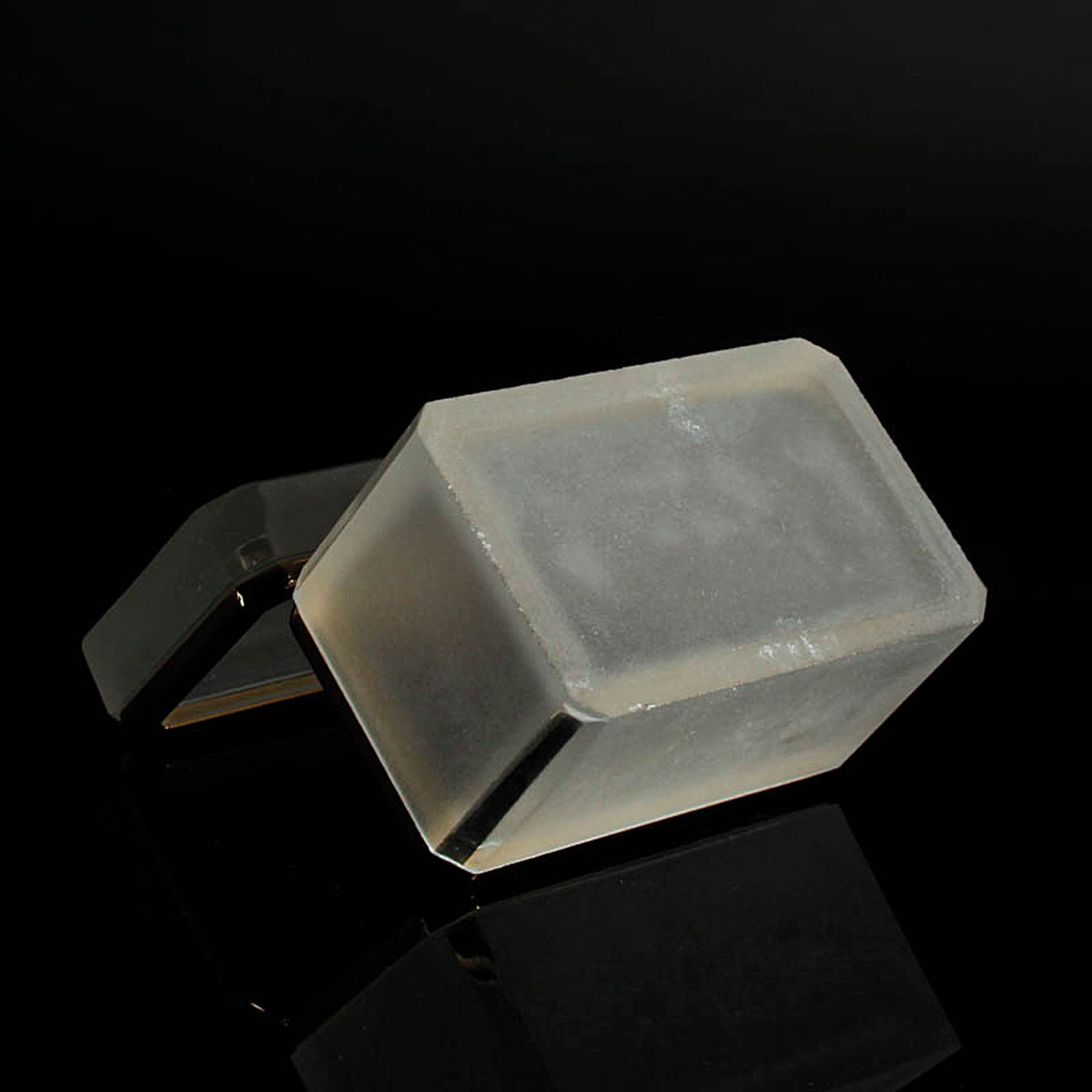 Detail n: 4 Opalglasdosen des Art Deco, Frankreich, 1. Hälfte 20.Jh., dunkelblaue zylinderförmige Dose H. 12 cm; truhenförmige Dose in transluzidem Blau H. ...
