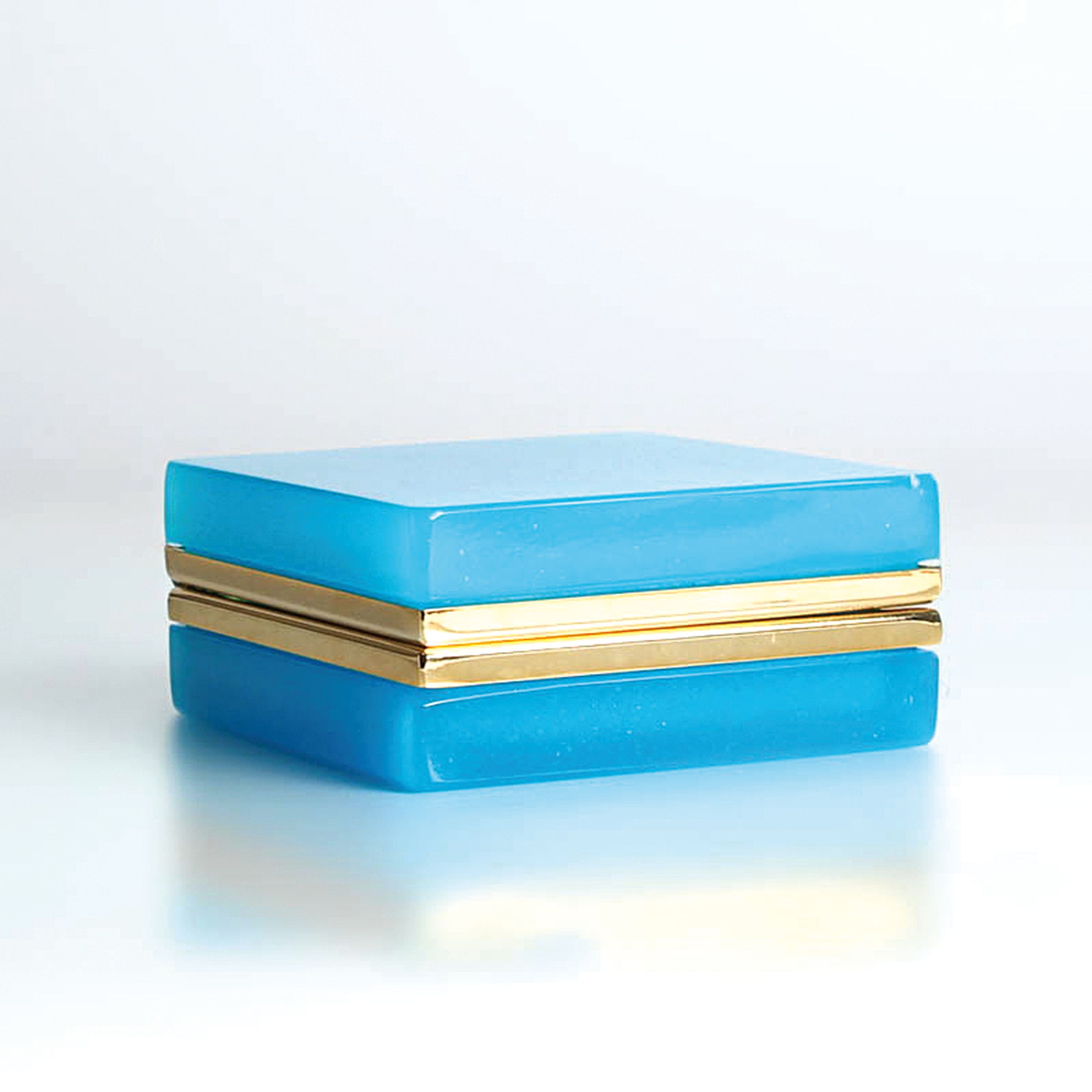 Detail r: 4 Opalglasdosen des Art Deco, Frankreich, 1. Hälfte 20.Jh., dunkelblaue zylinderförmige Dose H. 12 cm; truhenförmige Dose in transluzidem Blau H. ...