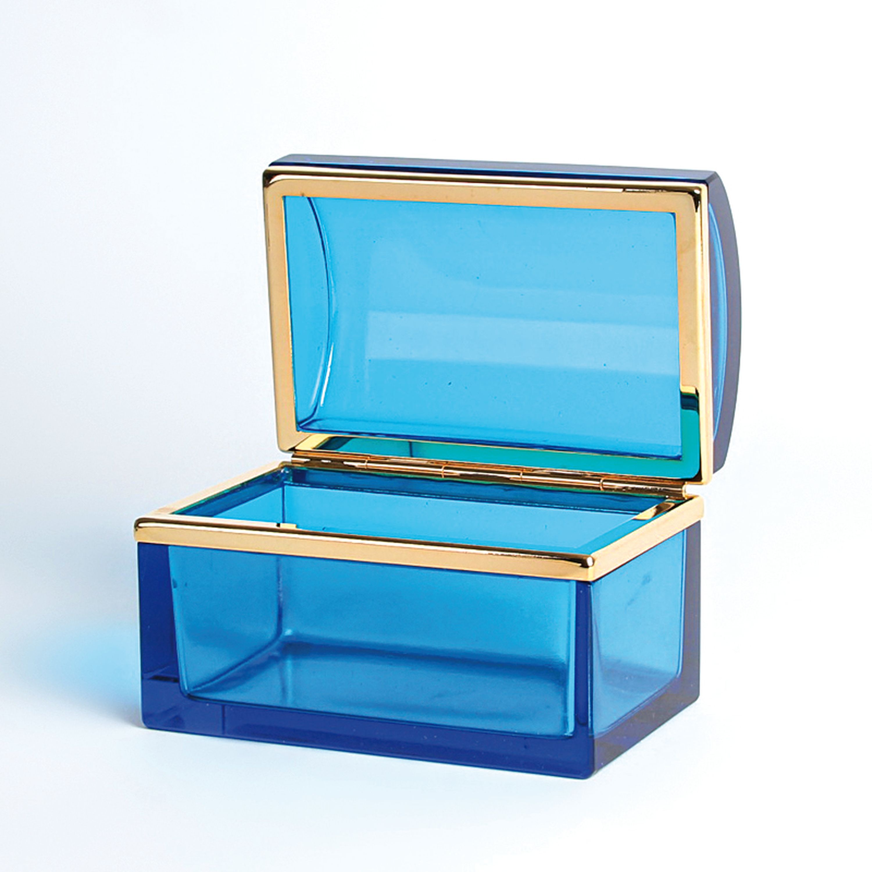 Detail s: 4 Opalglasdosen des Art Deco, Frankreich, 1. Hälfte 20.Jh., dunkelblaue zylinderförmige Dose H. 12 cm; truhenförmige Dose in transluzidem Blau H. ...