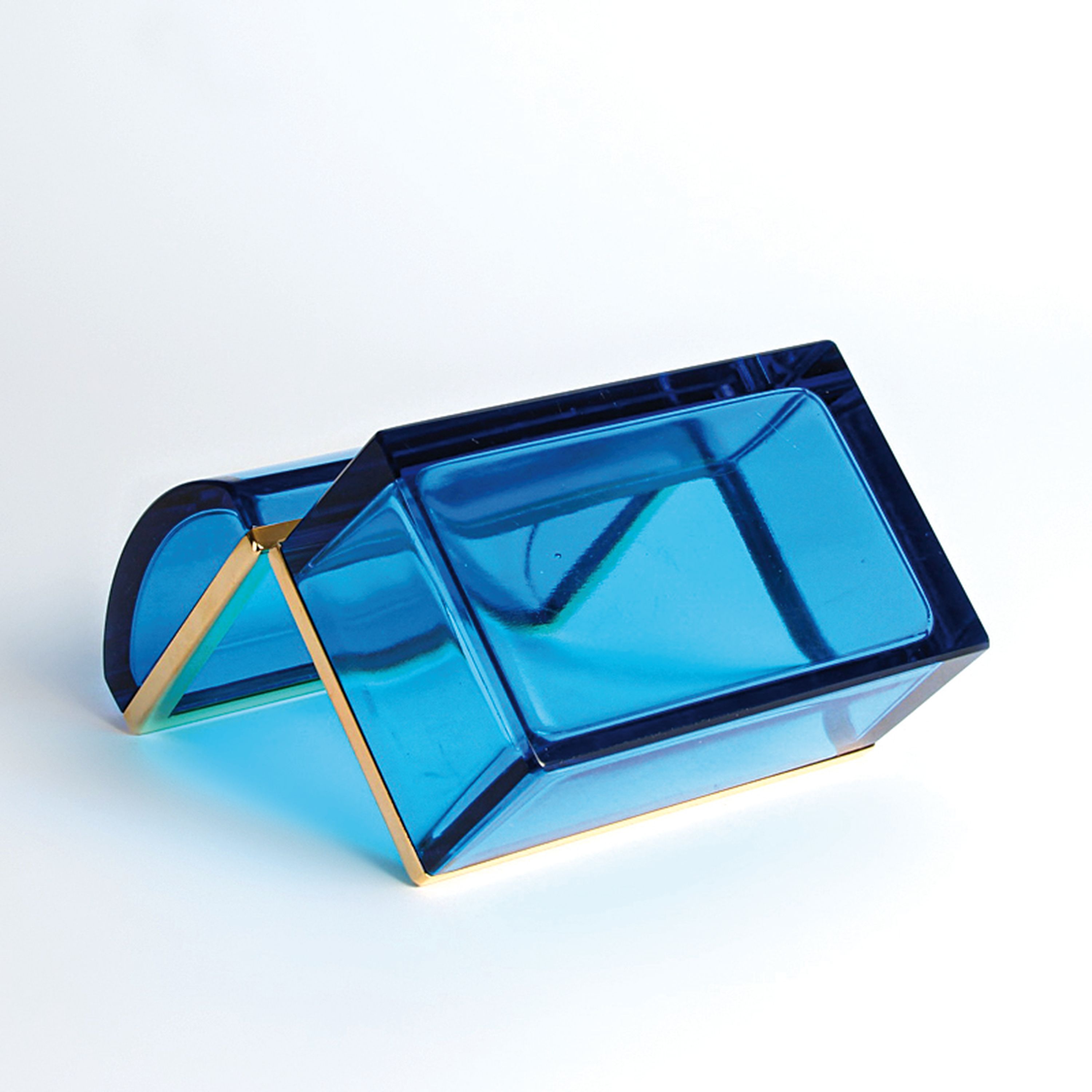 Detail u: 4 Opalglasdosen des Art Deco, Frankreich, 1. Hälfte 20.Jh., dunkelblaue zylinderförmige Dose H. 12 cm; truhenförmige Dose in transluzidem Blau H. ...