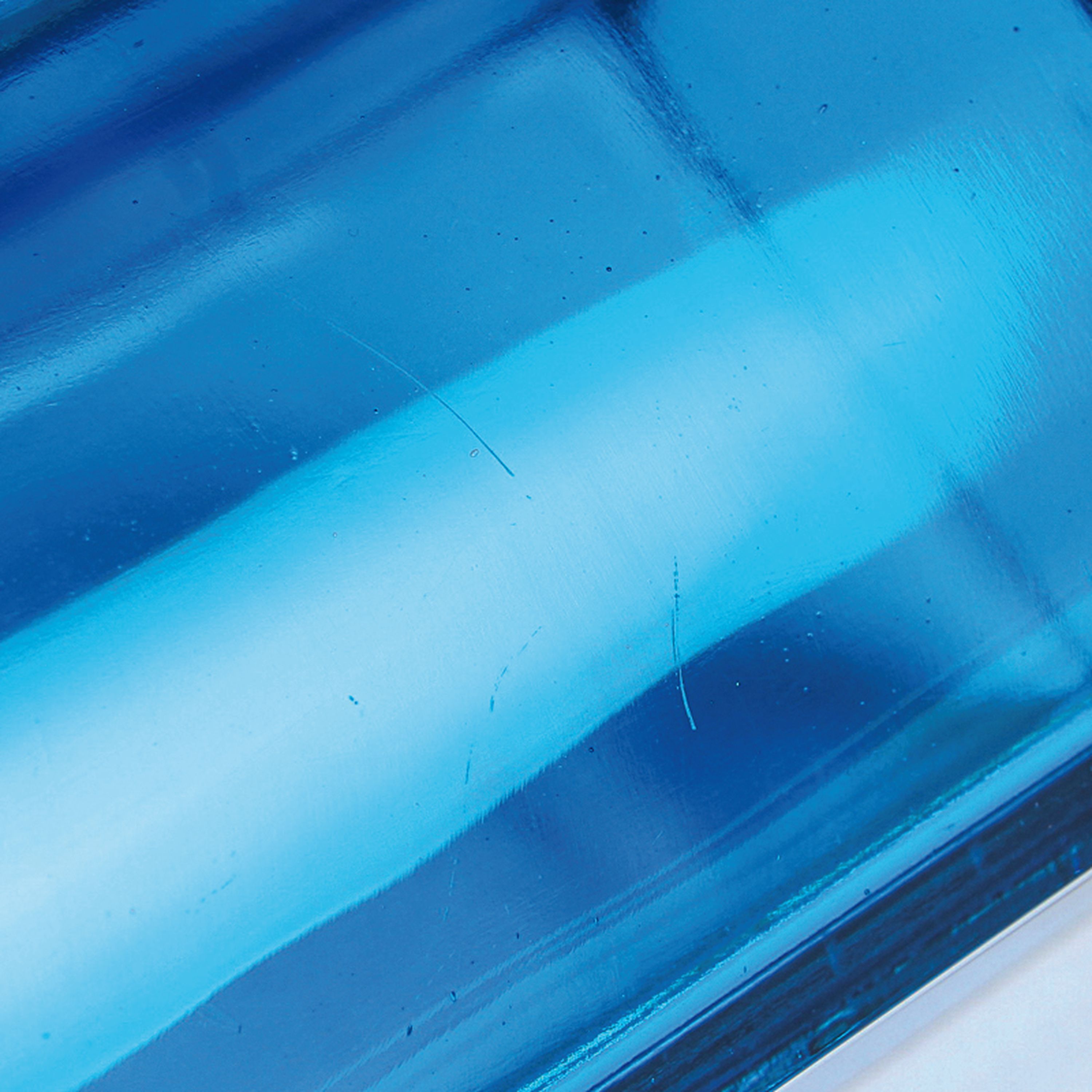 Detail v: 4 Opalglasdosen des Art Deco, Frankreich, 1. Hälfte 20.Jh., dunkelblaue zylinderförmige Dose H. 12 cm; truhenförmige Dose in transluzidem Blau H. ...