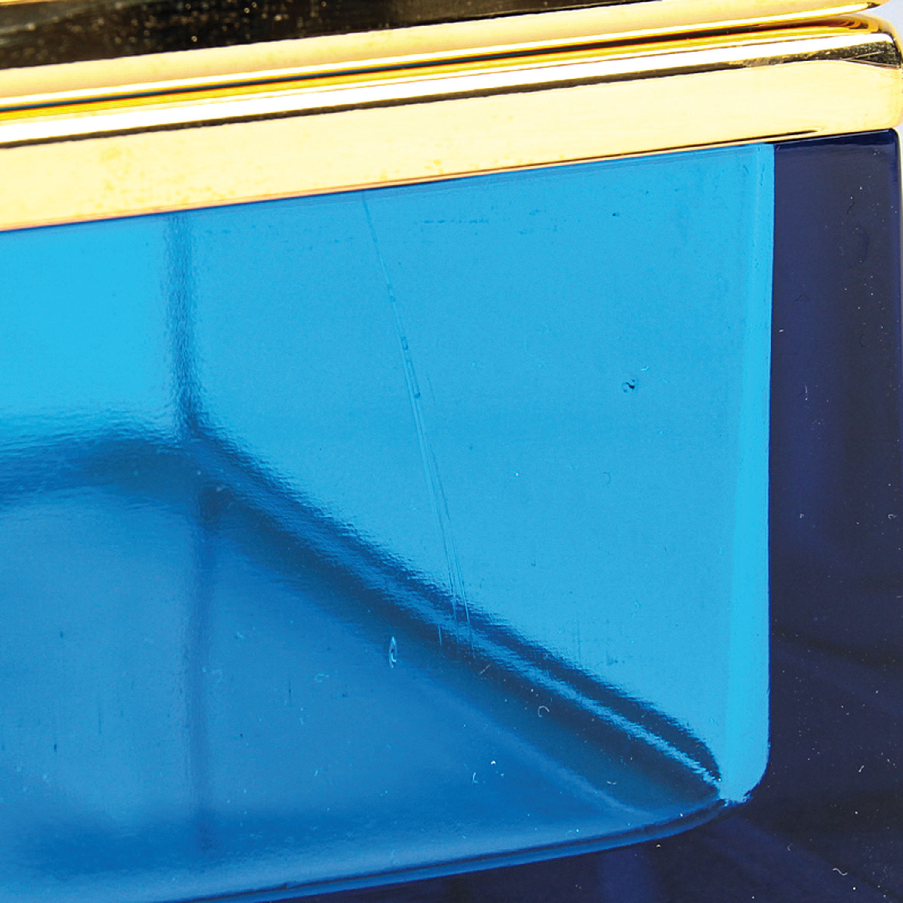 Detail w: 4 Opalglasdosen des Art Deco, Frankreich, 1. Hälfte 20.Jh., dunkelblaue zylinderförmige Dose H. 12 cm; truhenförmige Dose in transluzidem Blau H. ...