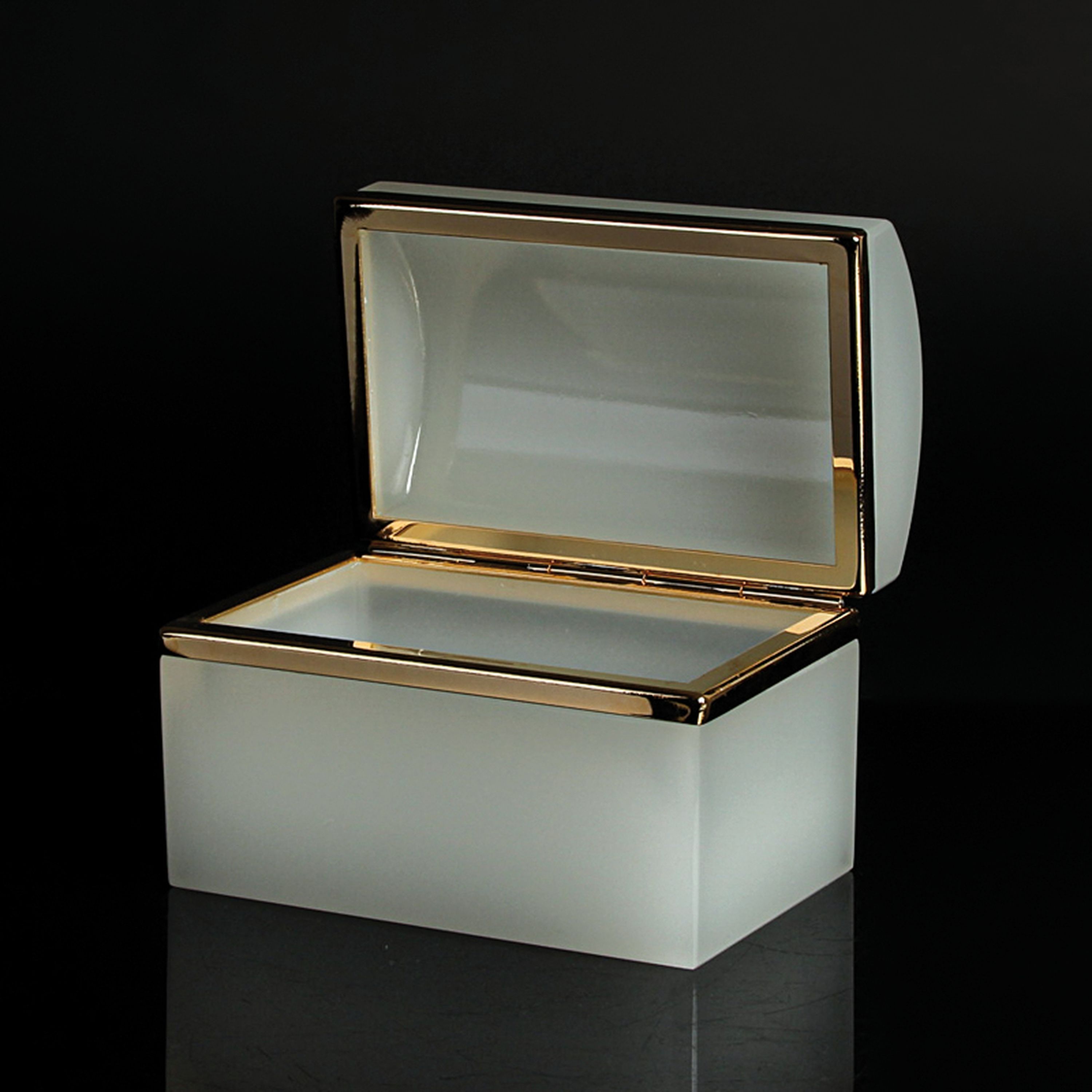 Detail b: 2 Opalglasdosen des Art Deco, Frankreich, 20.Jh., dose mit Noppenoberfläche aus opak -schwarzem Glas H. 6 cm; truhenförmige Dose aus opak-weißem ...