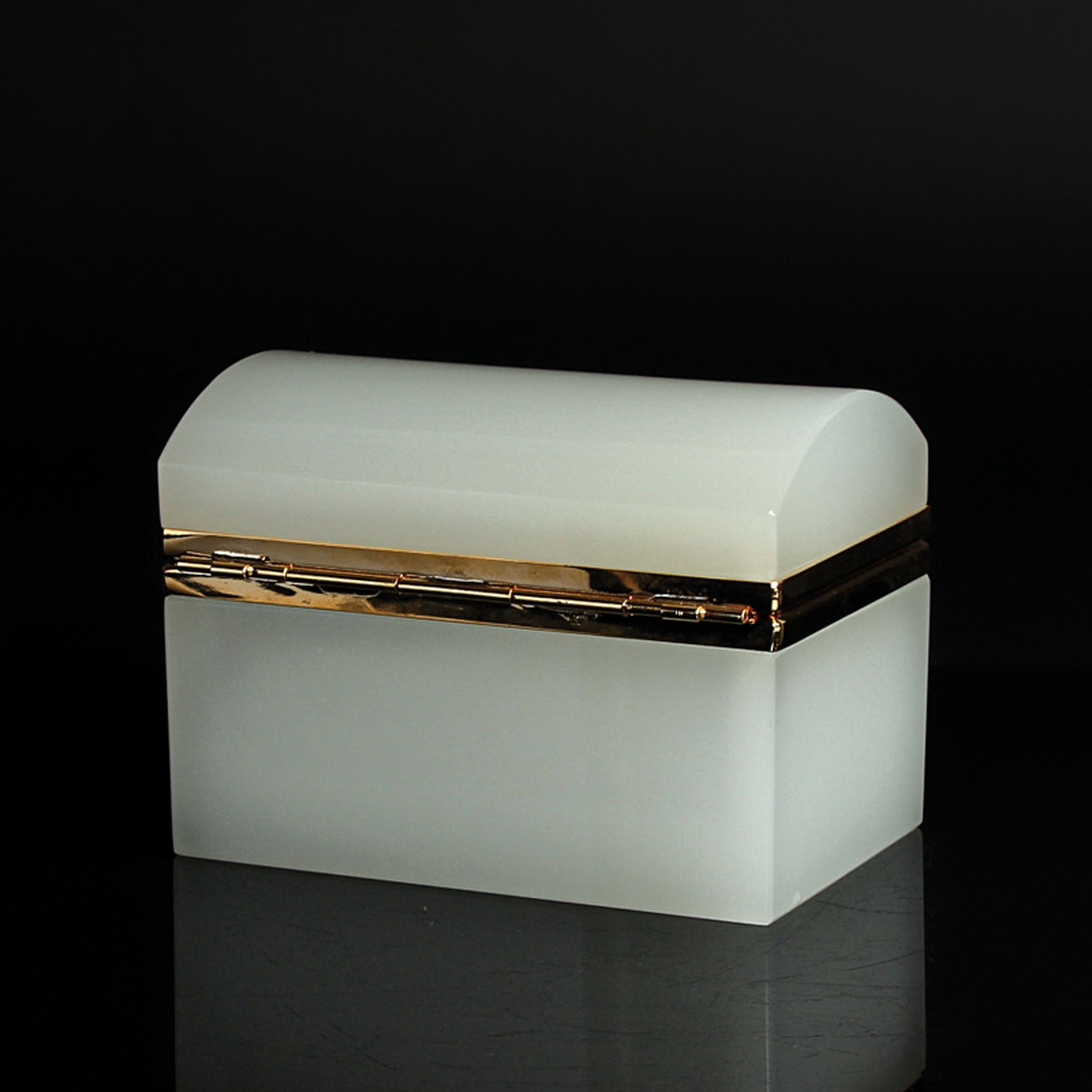 Detail c: 2 Opalglasdosen des Art Deco, Frankreich, 20.Jh., dose mit Noppenoberfläche aus opak -schwarzem Glas H. 6 cm; truhenförmige Dose aus opak-weißem ...