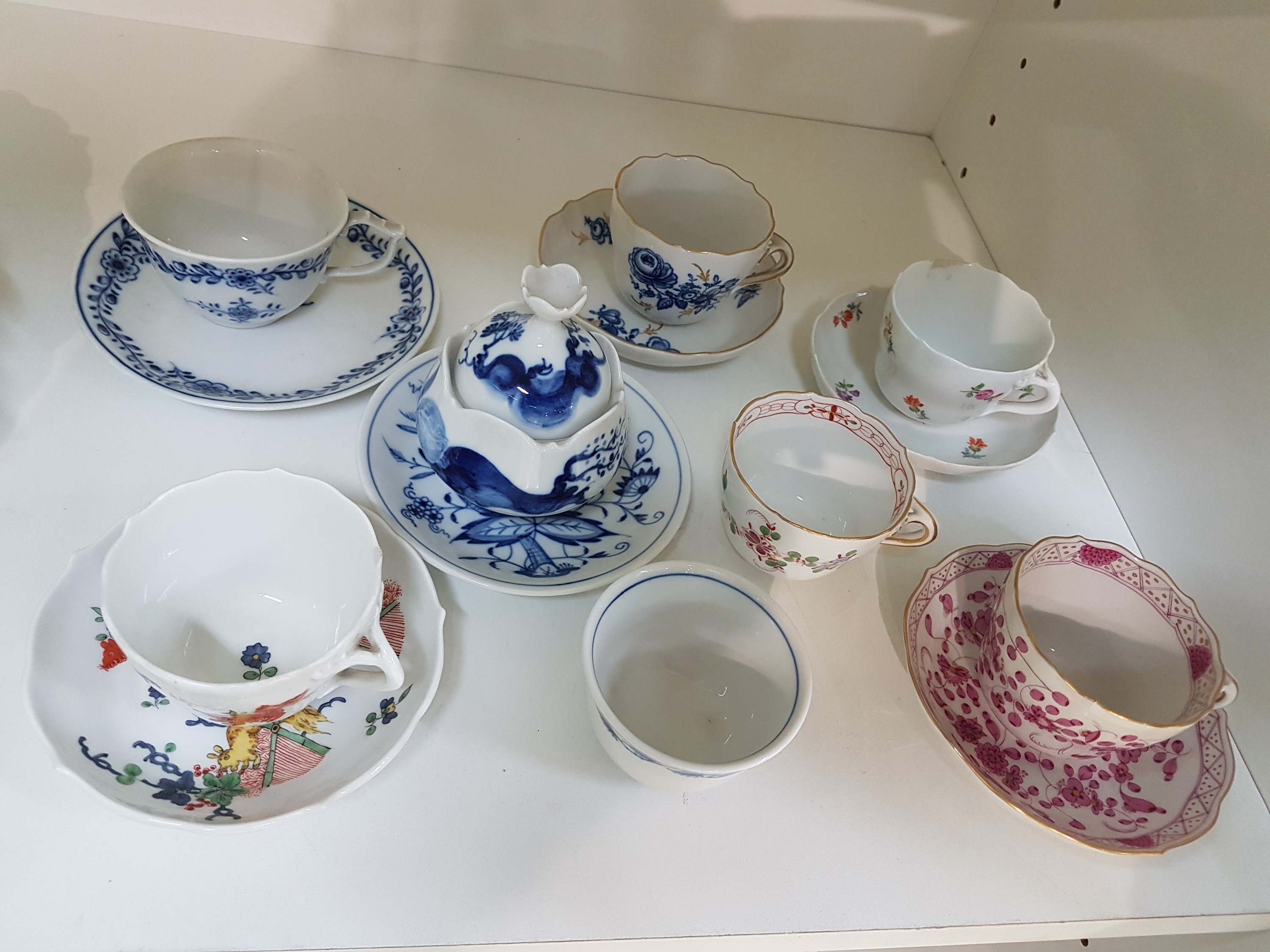 14 Teile Porzellan, Meissen, 20. Jh., 5 Mokkatassen mit Untertassen in den Dekoren Kakiemon, gestreute Blümchen, Indisch purpur, blaue ...