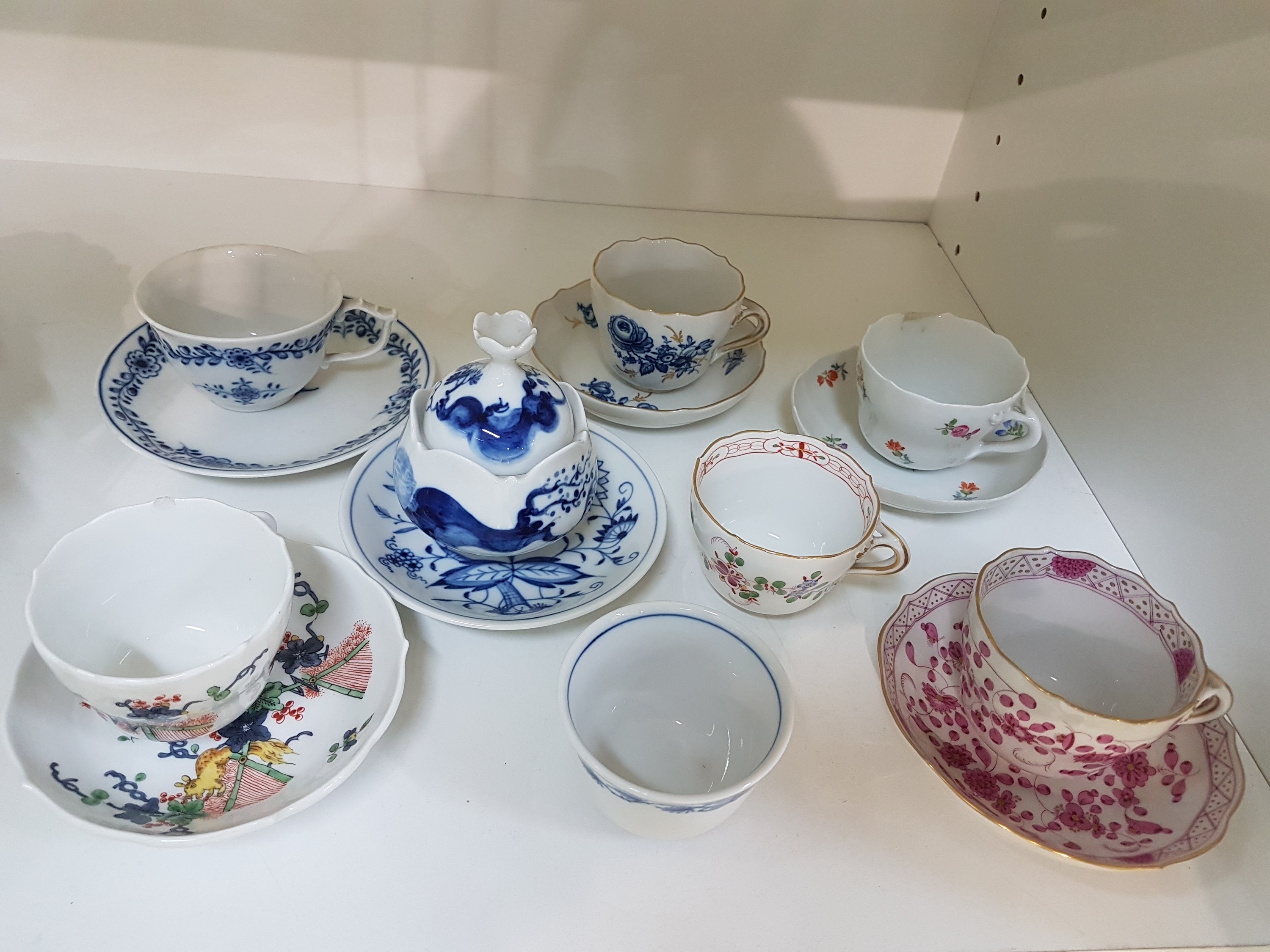 Detail a: 14 Teile Porzellan, Meissen, 20. Jh., 5 Mokkatassen mit Untertassen in den Dekoren Kakiemon, gestreute Blümchen, Indisch purpur, blaue ...