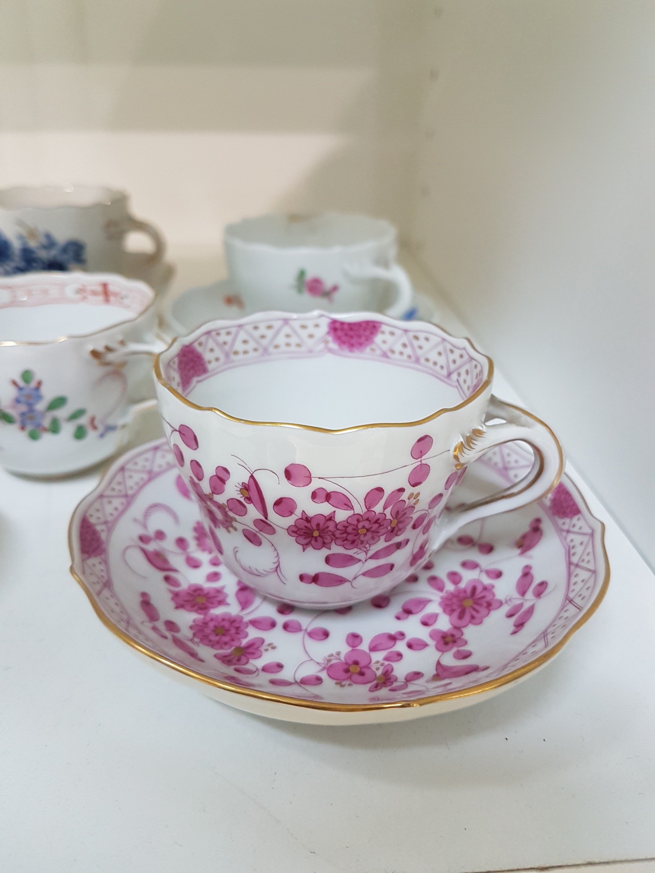 Detail d: 14 Teile Porzellan, Meissen, 20. Jh., 5 Mokkatassen mit Untertassen in den Dekoren Kakiemon, gestreute Blümchen, Indisch purpur, blaue ...