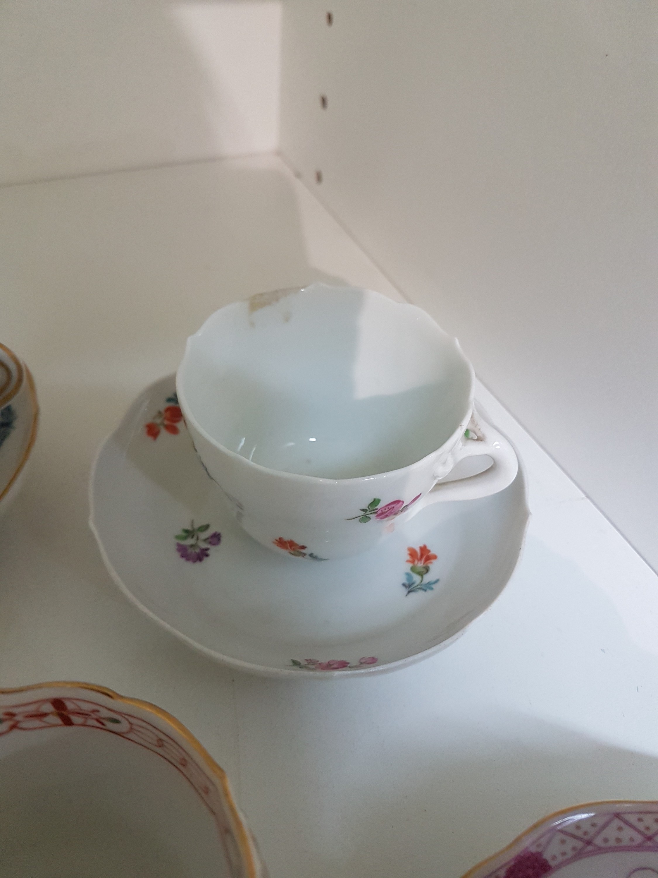 Detail f: 14 Teile Porzellan, Meissen, 20. Jh., 5 Mokkatassen mit Untertassen in den Dekoren Kakiemon, gestreute Blümchen, Indisch purpur, blaue ...