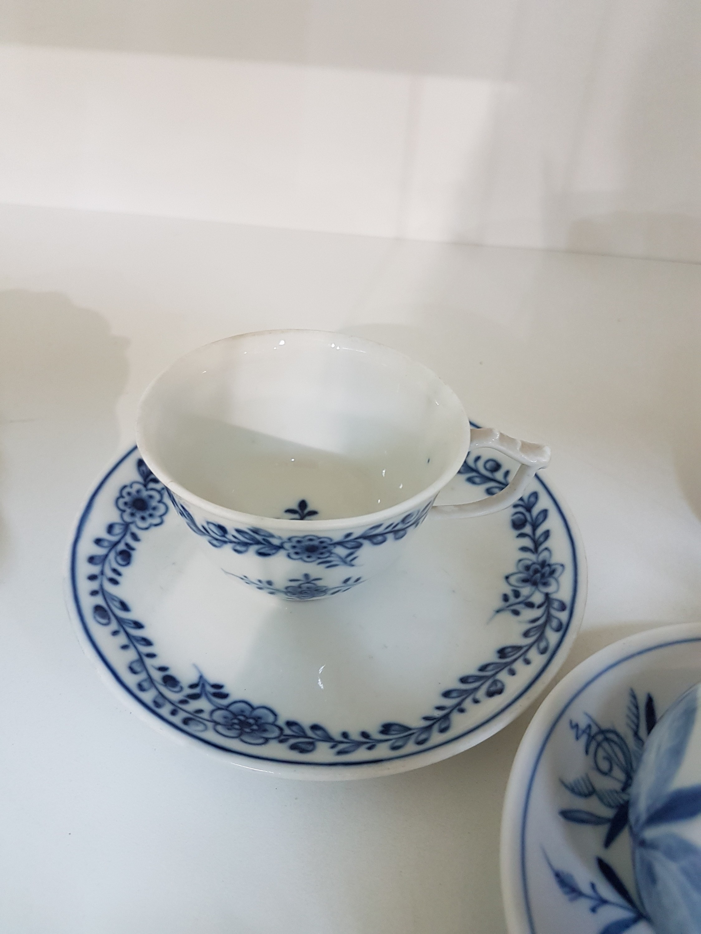 Detail h: 14 Teile Porzellan, Meissen, 20. Jh., 5 Mokkatassen mit Untertassen in den Dekoren Kakiemon, gestreute Blümchen, Indisch purpur, blaue ...