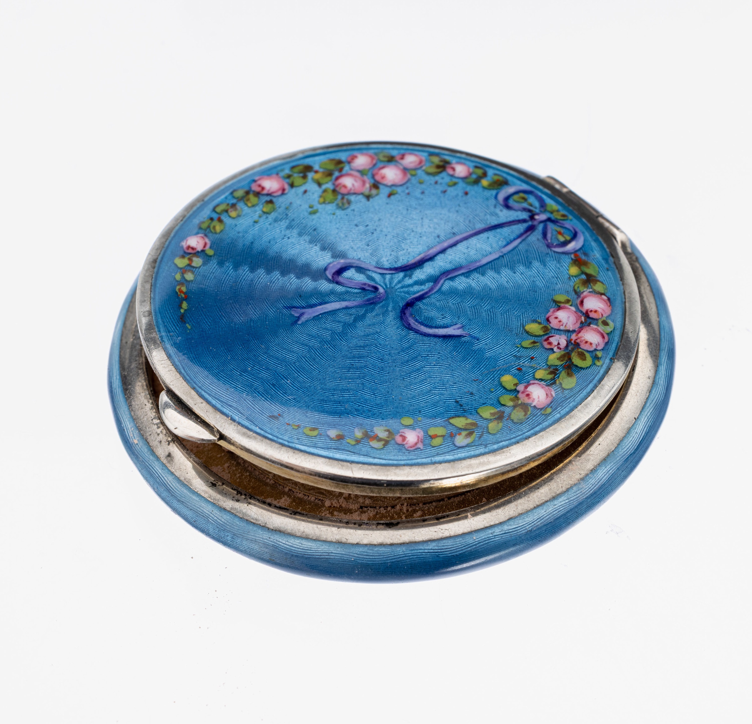 Puderdose mit Email, 935er Silber, wohl Österreich um 1900, Grund guill. und strahlenförm. blau emailliert, Deckel mit Rosendekor und Schleife, ...