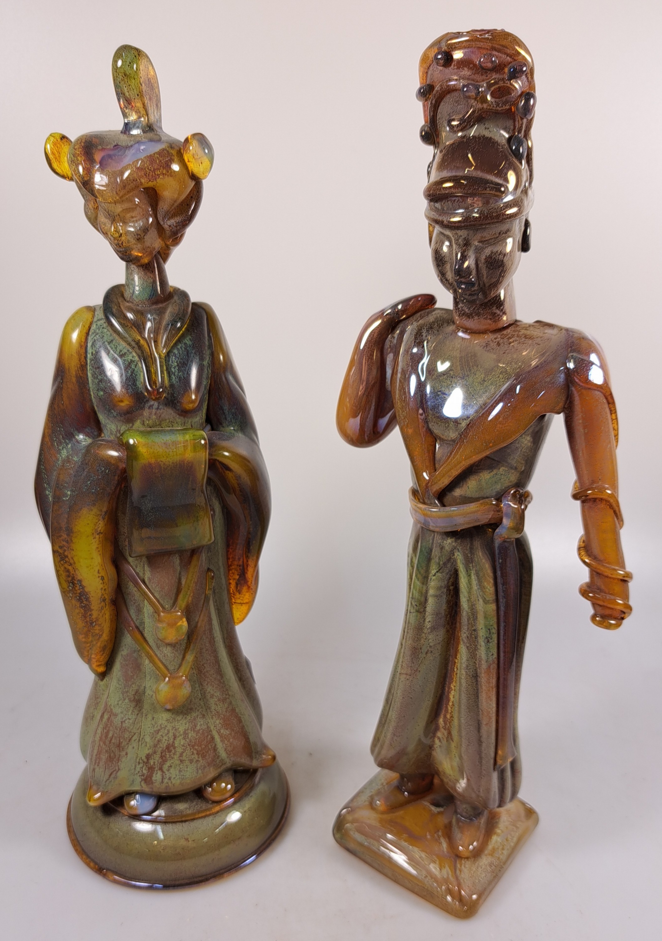 Zwei Glasskulpturen Chinesen, Ermanno Nason für Cenedese, Murano, honigfarbenes Opalinglas, asiatisches Pärchen, H. 34 cm, männliche Figur mit ...