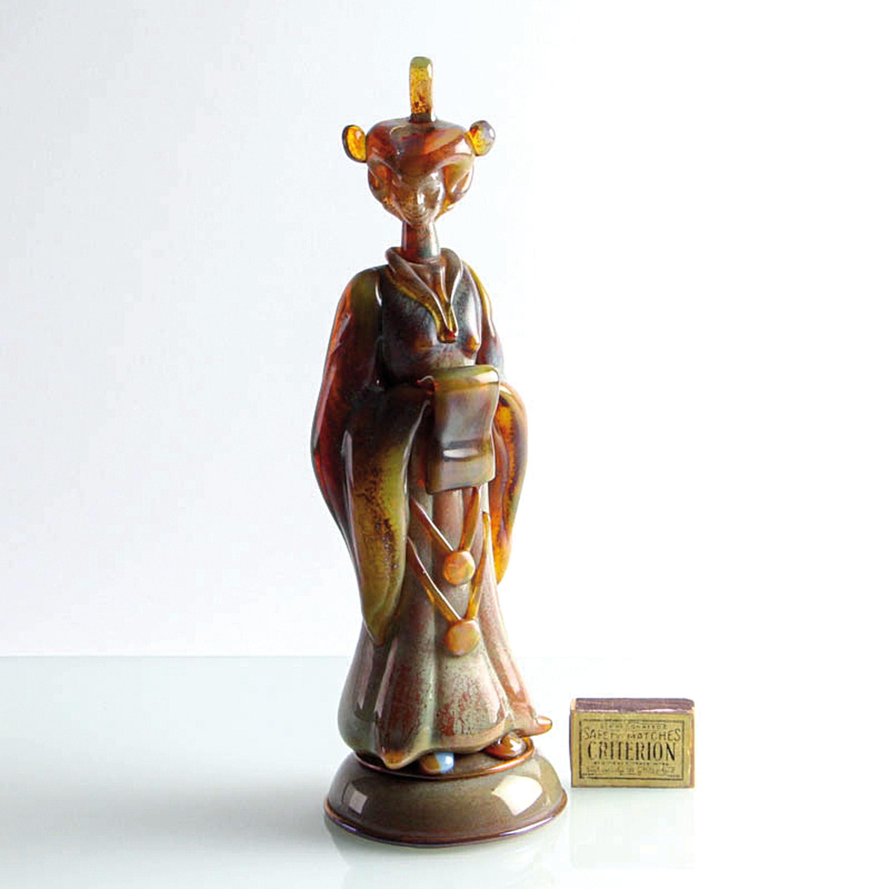 Detail a: Zwei Glasskulpturen Chinesen, Ermanno Nason für Cenedese, Murano, honigfarbenes Opalinglas, asiatisches Pärchen, H. 34 cm, männliche Figur mit ...