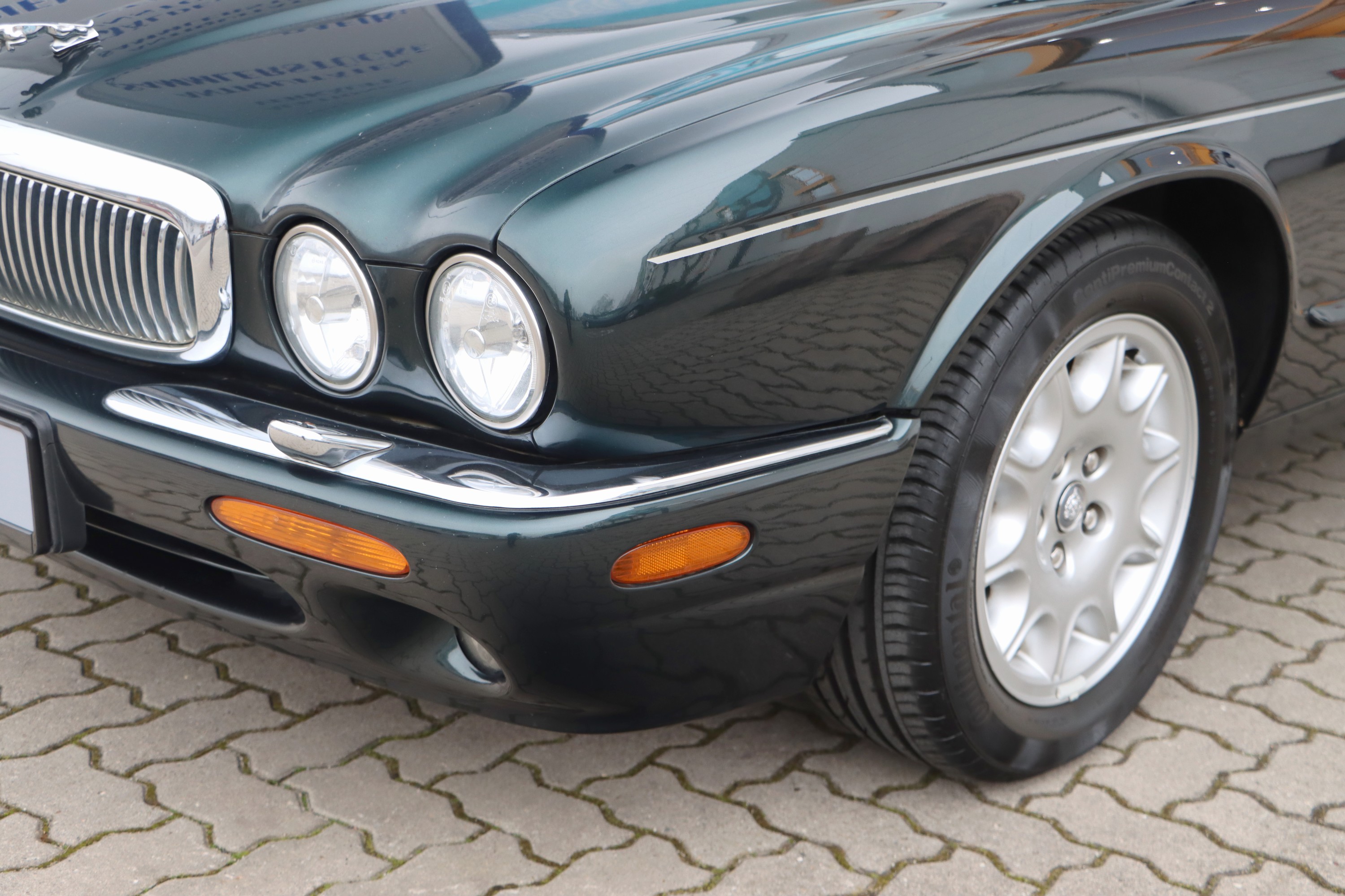 Detail b: Jaguar XJ 4.0 V8, EZ 09/1997, Fahrgestellnummer: SAJJHALD4CR812753, Laufleistung ca. 259.910 km abgelesen, 209 kW/284 PS, Automatikgetriebe, grün, ...