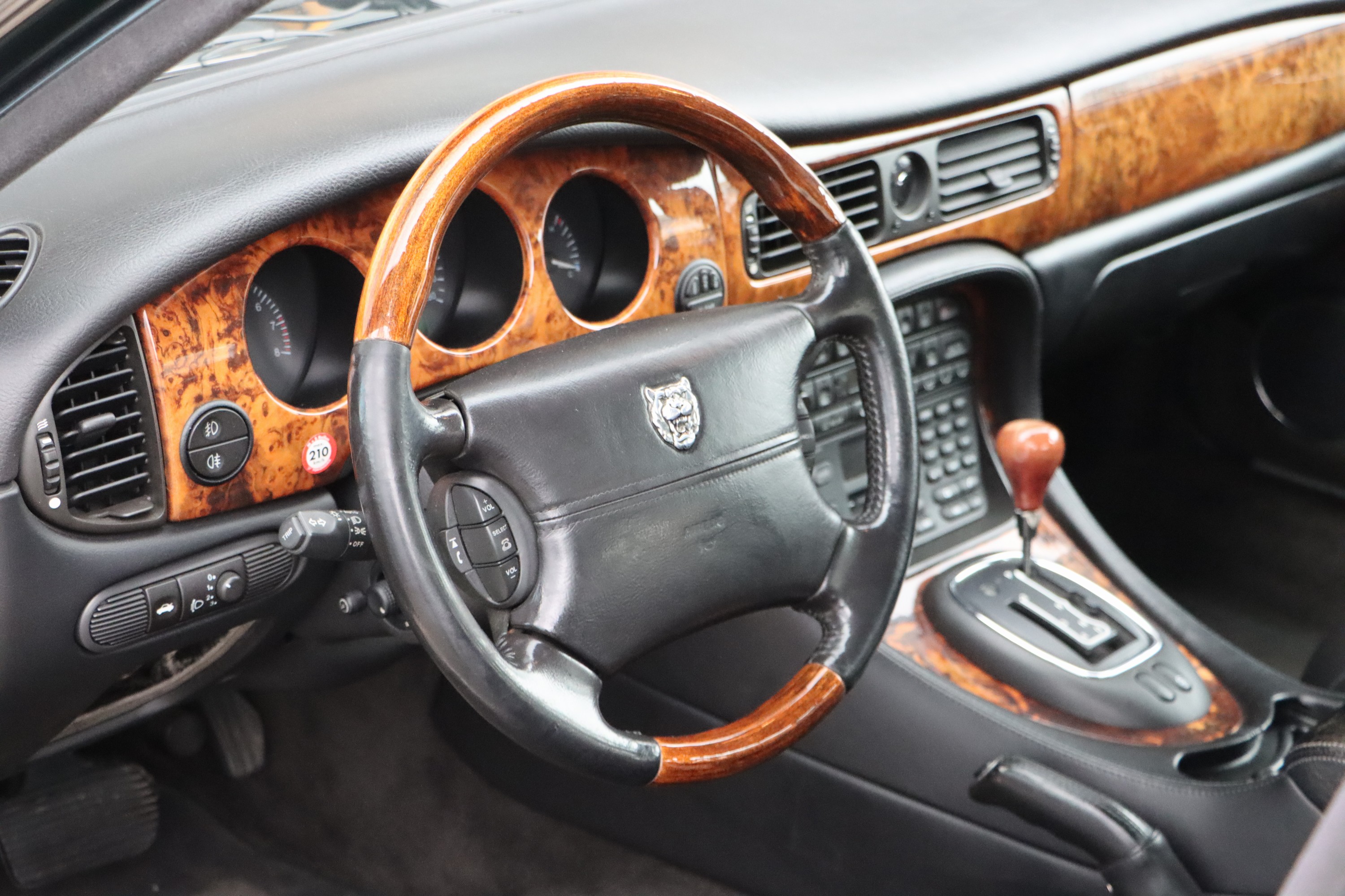 Detail g: Jaguar XJ 4.0 V8, EZ 09/1997, Fahrgestellnummer: SAJJHALD4CR812753, Laufleistung ca. 259.910 km abgelesen, 209 kW/284 PS, Automatikgetriebe, grün, ...