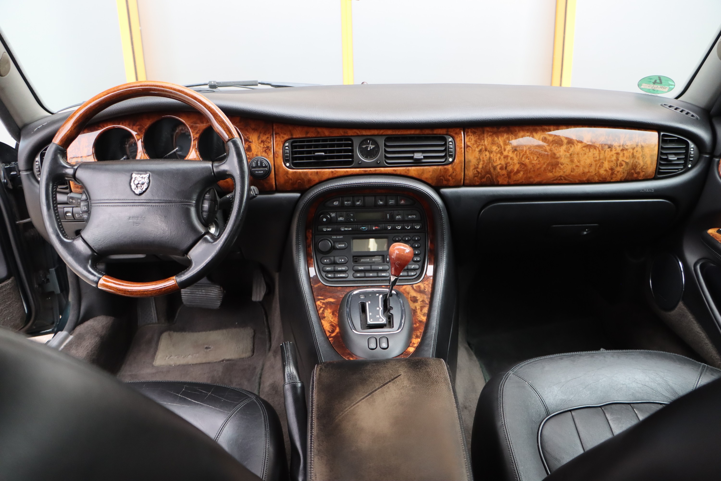 Detail i: Jaguar XJ 4.0 V8, EZ 09/1997, Fahrgestellnummer: SAJJHALD4CR812753, Laufleistung ca. 259.910 km abgelesen, 209 kW/284 PS, Automatikgetriebe, grün, ...