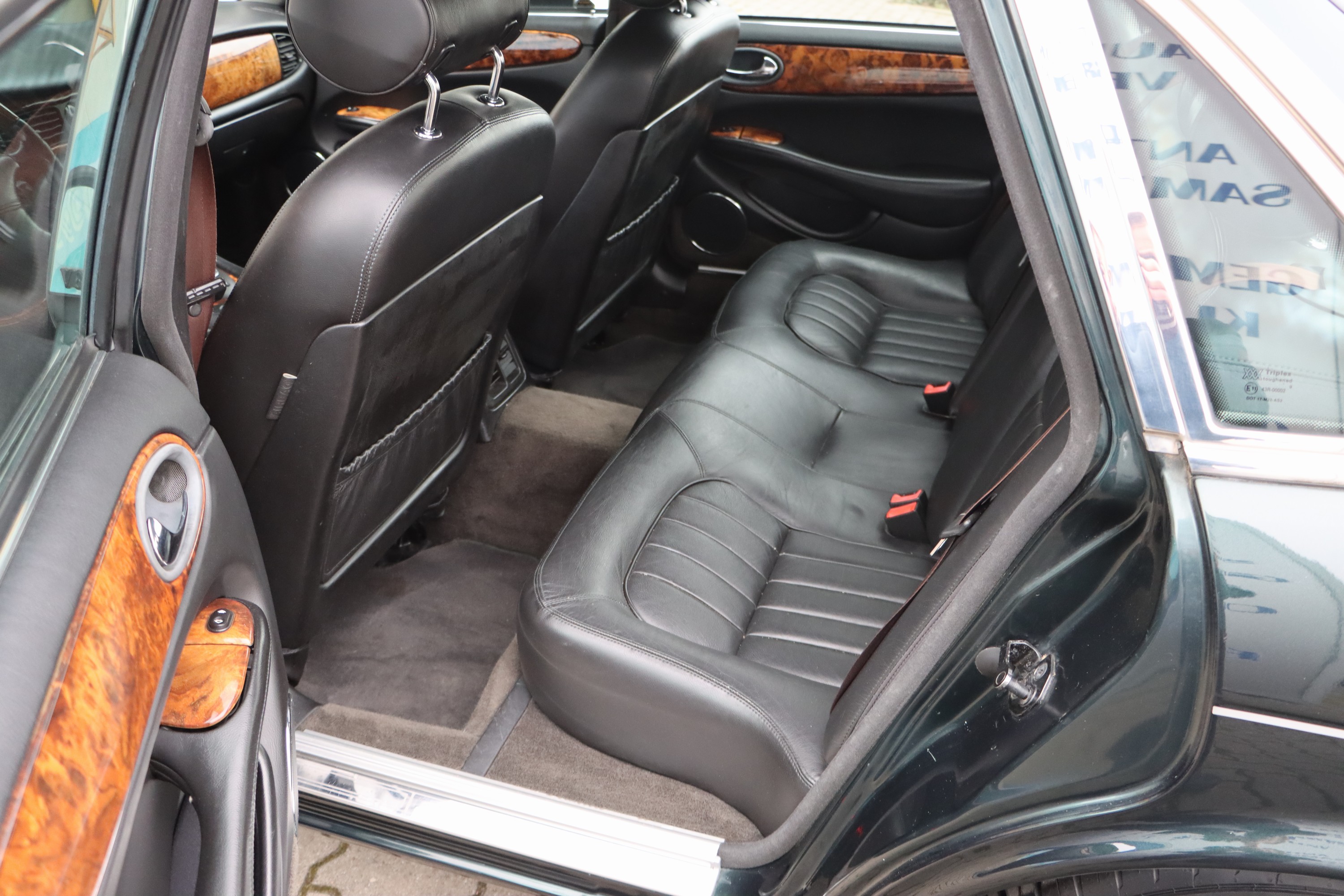 Detail j: Jaguar XJ 4.0 V8, EZ 09/1997, Fahrgestellnummer: SAJJHALD4CR812753, Laufleistung ca. 259.910 km abgelesen, 209 kW/284 PS, Automatikgetriebe, grün, ...