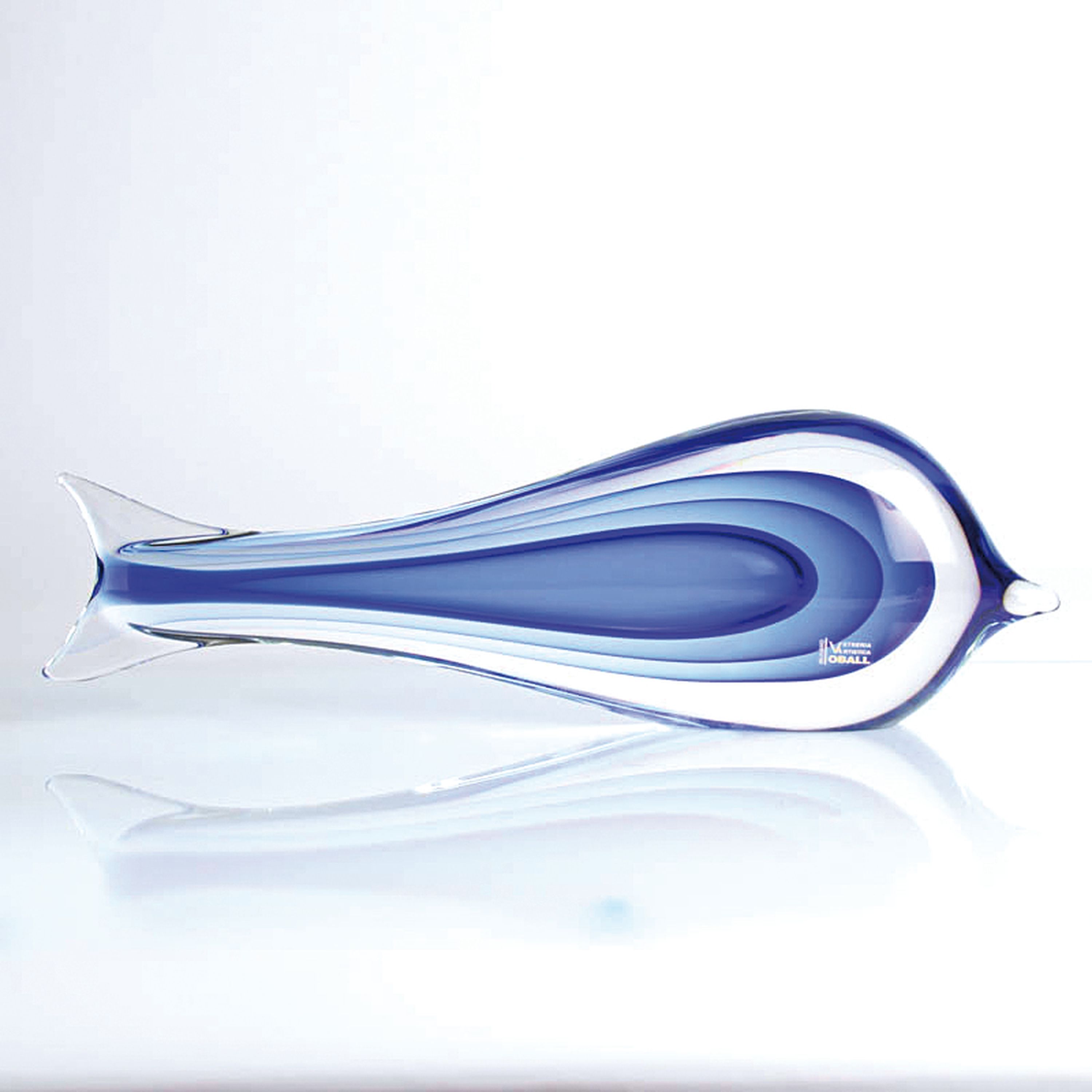 Sommerso-Glasskulptur Fisch, Vetreria Artistica Oball, Murano, farbloses Glas, blau innenüberfangen, mit orig. Etikett, L. 47cm