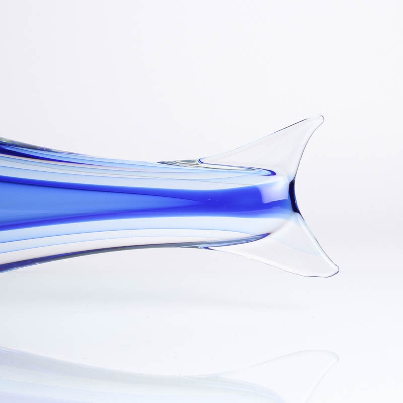 Detail b: Sommerso-Glasskulptur Fisch, Vetreria Artistica Oball, Murano, farbloses Glas, blau innenüberfangen, mit orig. Etikett, L. 47cm