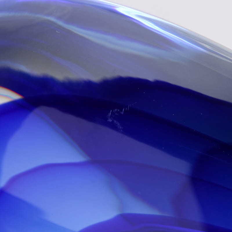 Detail c: Sommerso-Glasskulptur Fisch, Vetreria Artistica Oball, Murano, farbloses Glas, blau innenüberfangen, mit orig. Etikett, L. 47cm