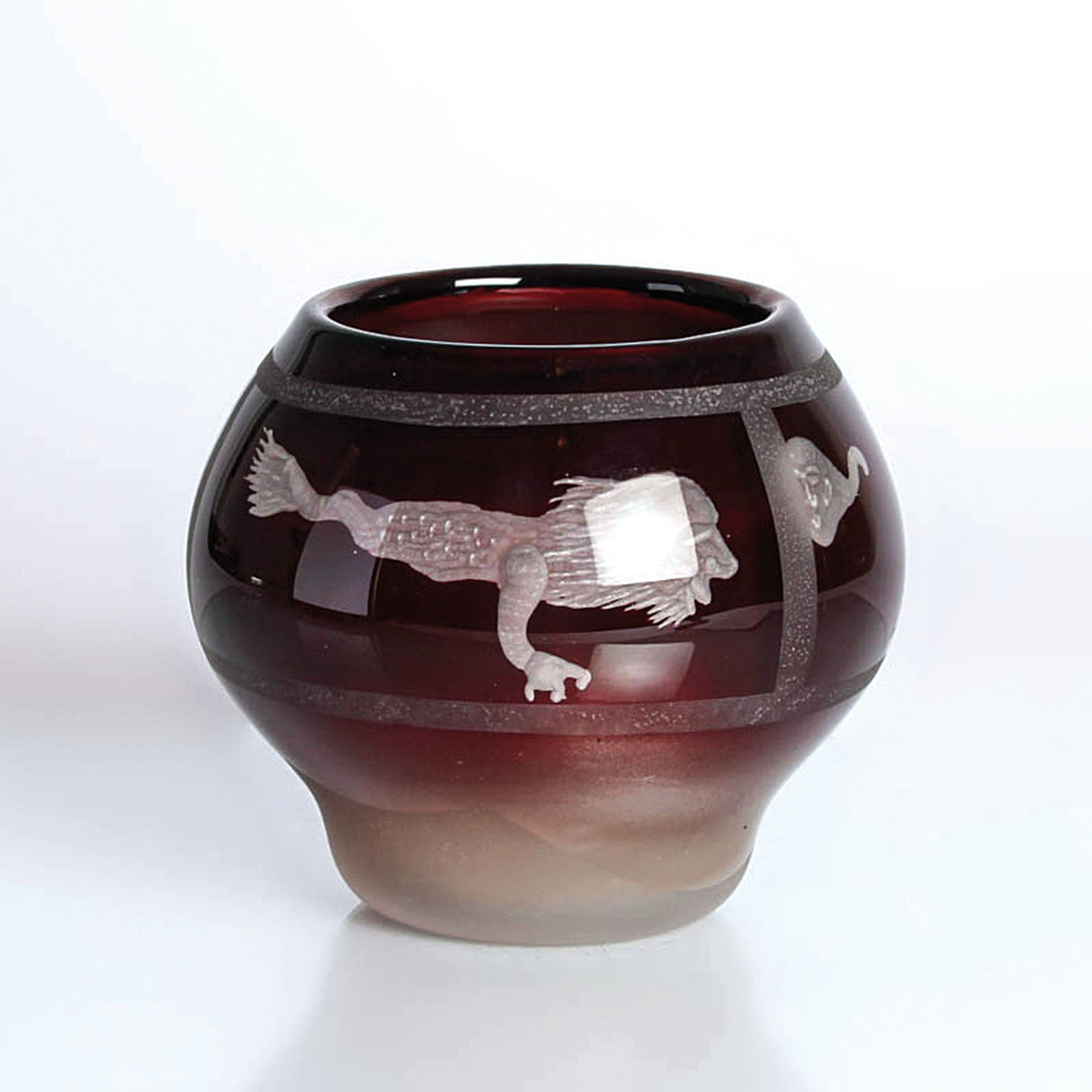 Glasvase, Edward Leibowitz, 1985, farbloses Glas, dunkelroter Innenüberfang, matt geätzter Bänderdekor, signiert und datiert, H. 14 cm
