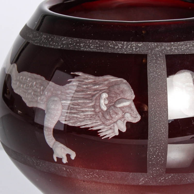 Detail a: Glasvase, Edward Leibowitz, 1985, farbloses Glas, dunkelroter Innenüberfang, matt geätzter Bänderdekor, signiert und datiert, H. 14 cm