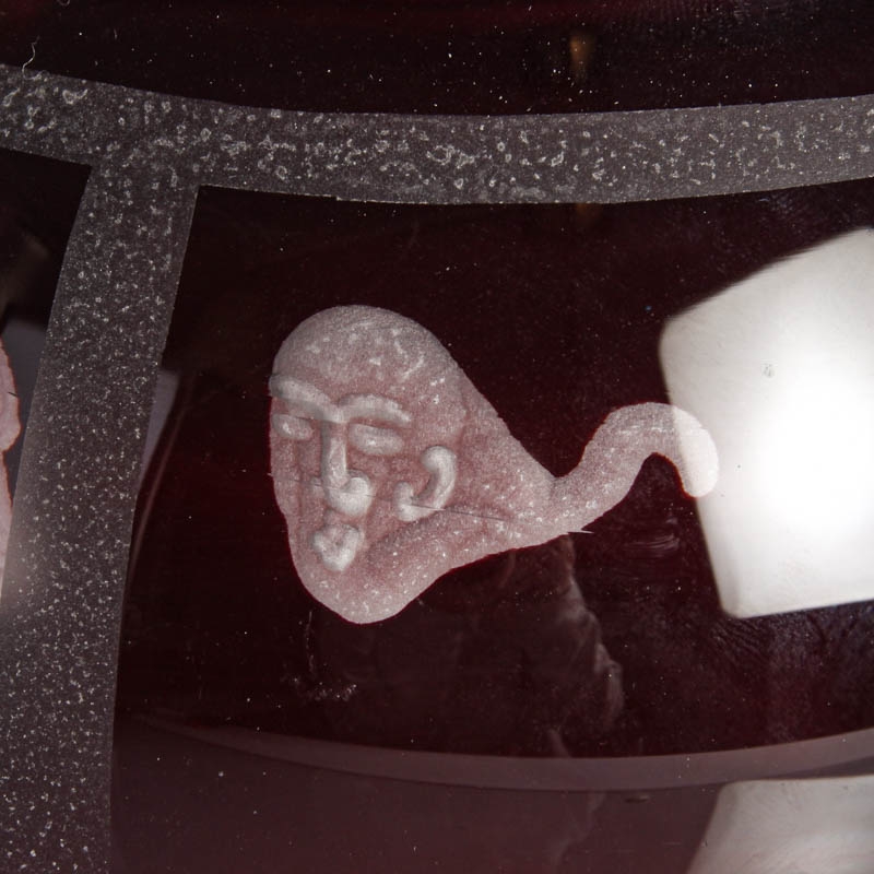 Detail b: Glasvase, Edward Leibowitz, 1985, farbloses Glas, dunkelroter Innenüberfang, matt geätzter Bänderdekor, signiert und datiert, H. 14 cm