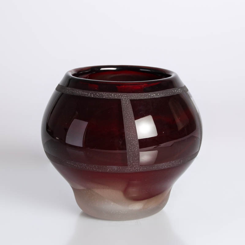 Detail d: Glasvase, Edward Leibowitz, 1985, farbloses Glas, dunkelroter Innenüberfang, matt geätzter Bänderdekor, signiert und datiert, H. 14 cm
