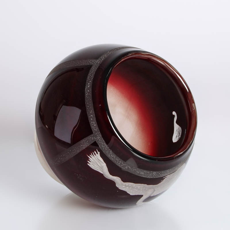 Detail e: Glasvase, Edward Leibowitz, 1985, farbloses Glas, dunkelroter Innenüberfang, matt geätzter Bänderdekor, signiert und datiert, H. 14 cm
