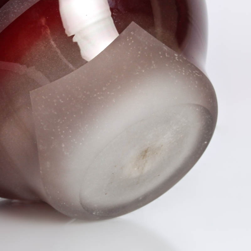 Detail f: Glasvase, Edward Leibowitz, 1985, farbloses Glas, dunkelroter Innenüberfang, matt geätzter Bänderdekor, signiert und datiert, H. 14 cm