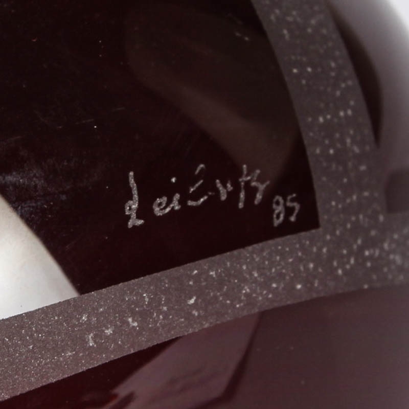 Detail g: Glasvase, Edward Leibowitz, 1985, farbloses Glas, dunkelroter Innenüberfang, matt geätzter Bänderdekor, signiert und datiert, H. 14 cm